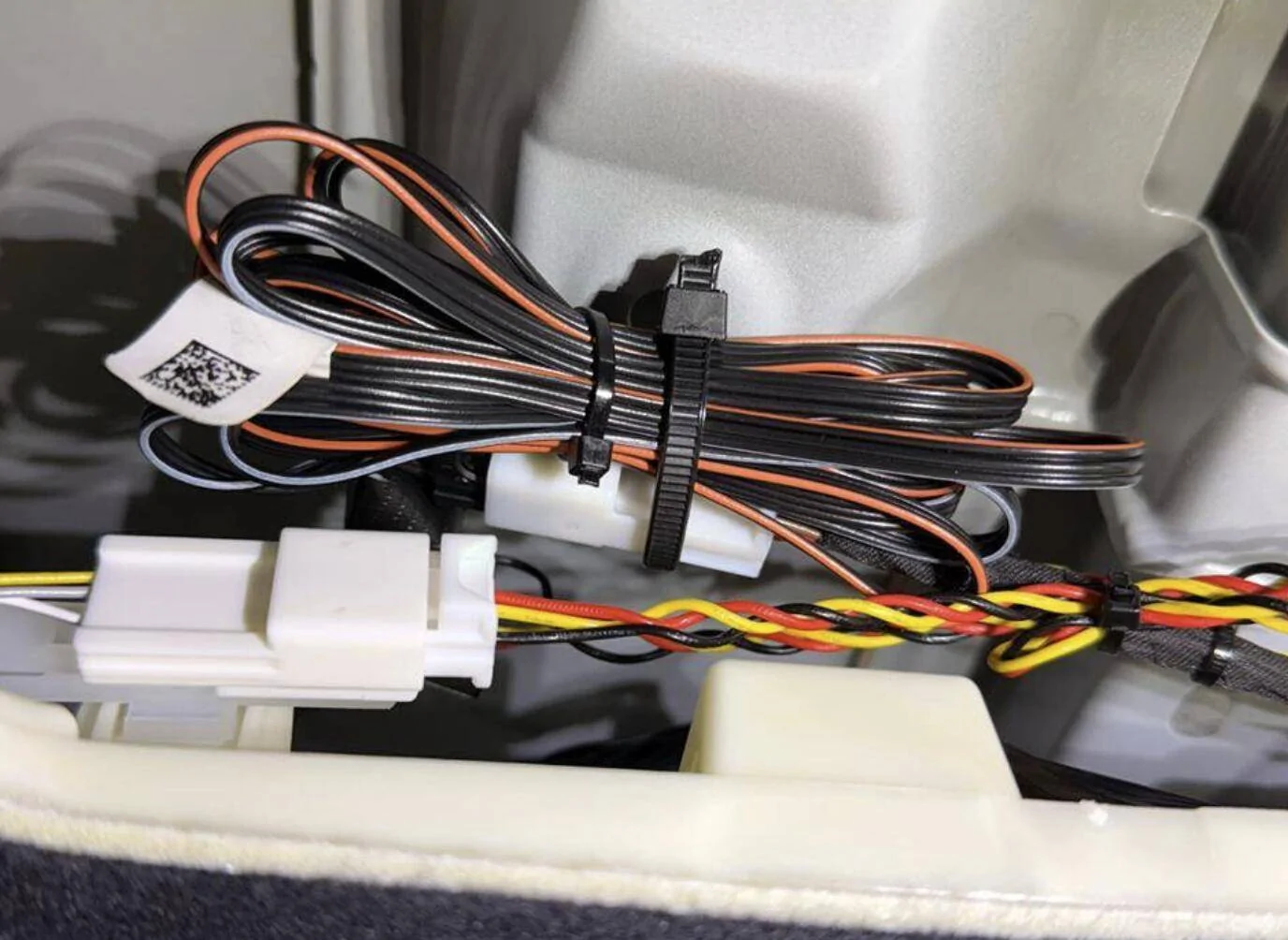2025 Toyota 4runner Retrofitting OEM digital rearview mirror? 1745610506604-21