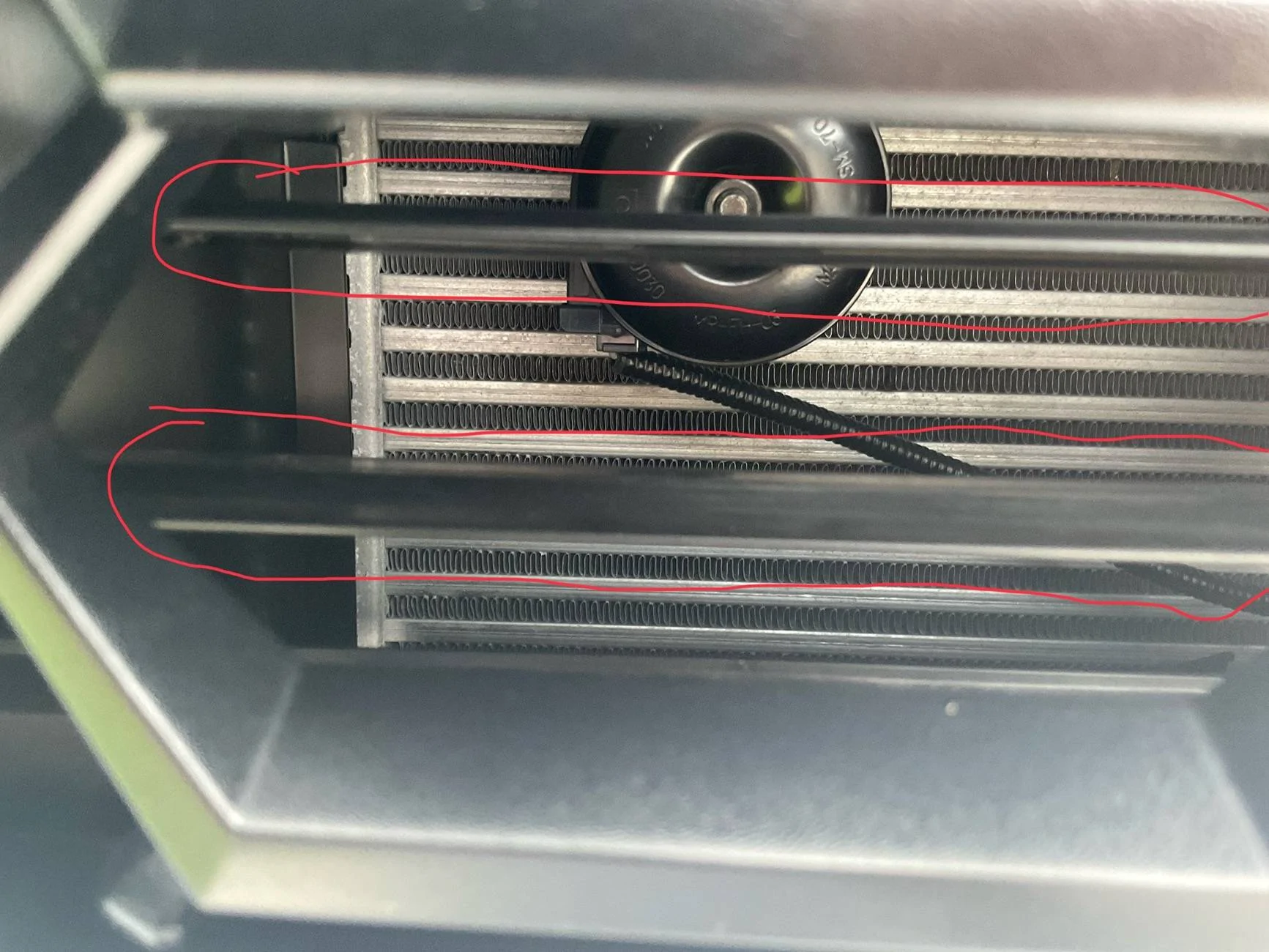 2025 4runner 6th gen Driving in Rain... water getting splashed on windshield from hood scoop IMG_1298