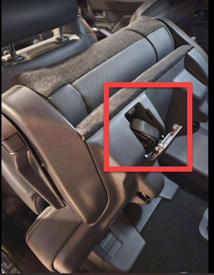 2025 Toyota 4runner Missing tumble band from middle row seats?  Anyone else? 1748787210207-4a