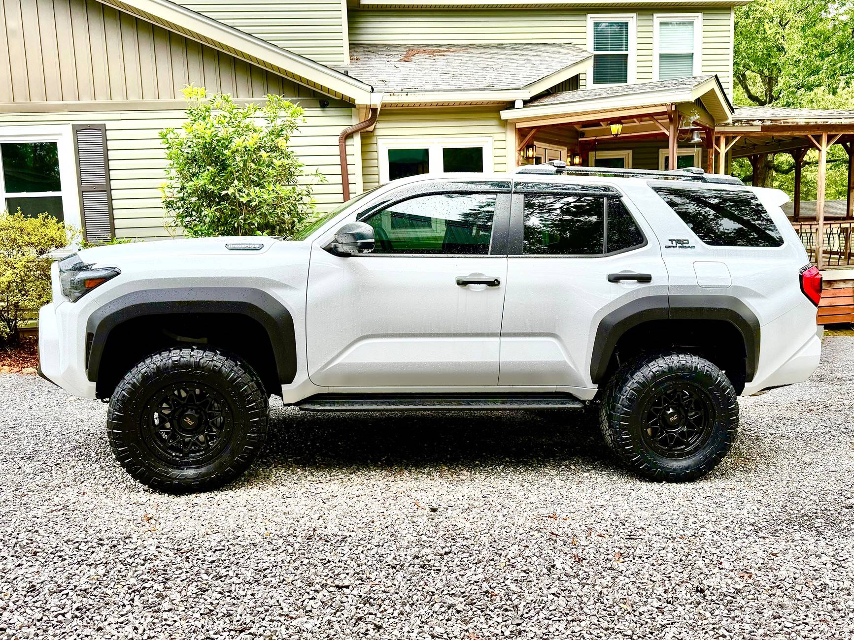 2025 4runner 6th gen 3.5" inch RC suspension lift. 285/70/17 AT3 Tires. 17" Black Rhino Raid Wheels on 2025 4Runner SR5 IMG_9396
