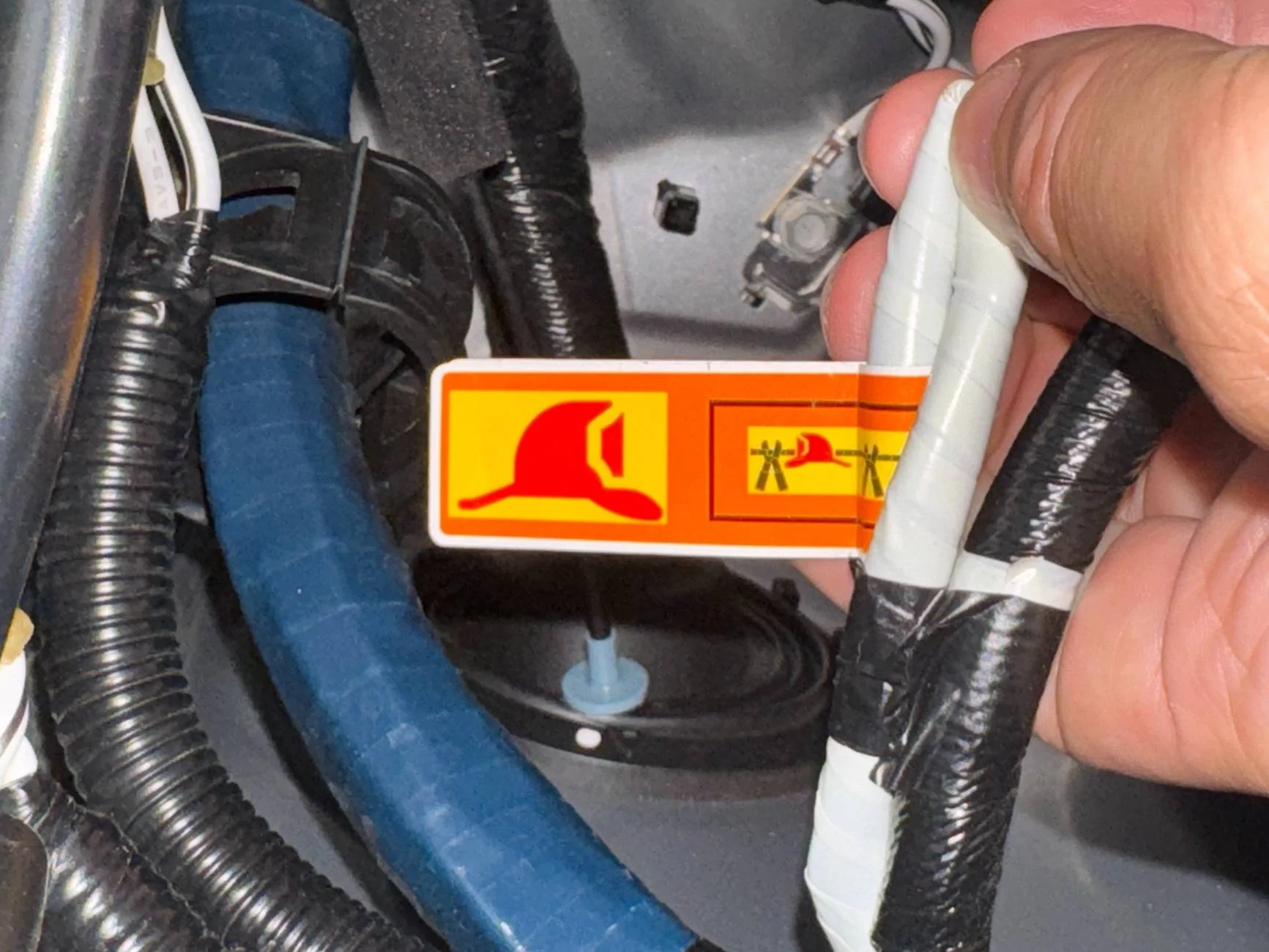 2025 4runner 6th gen Hybrid Disconnect (Wire) for Emergency Responders IMG_0450