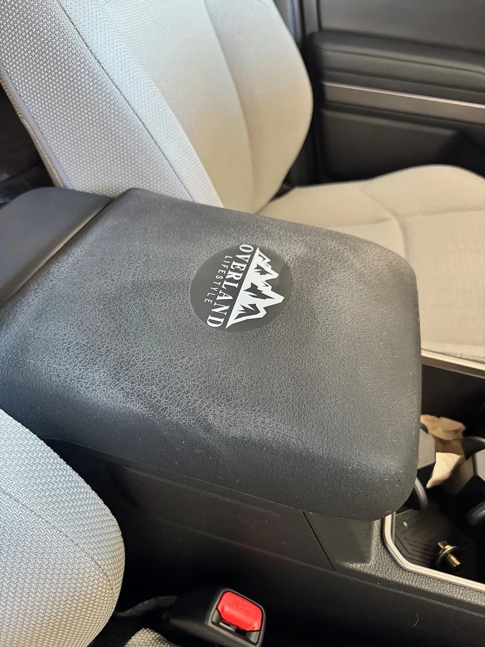 2025 4runner 6th gen Overland Lifestyle Center Console Discoloration Issue IMG_5887