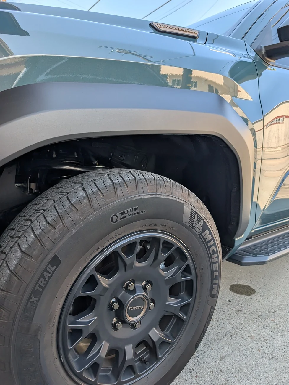 2025 4runner 6th gen Bronze Center Caps on Everest w/ Bronze Badges PXL_20250902_215015897