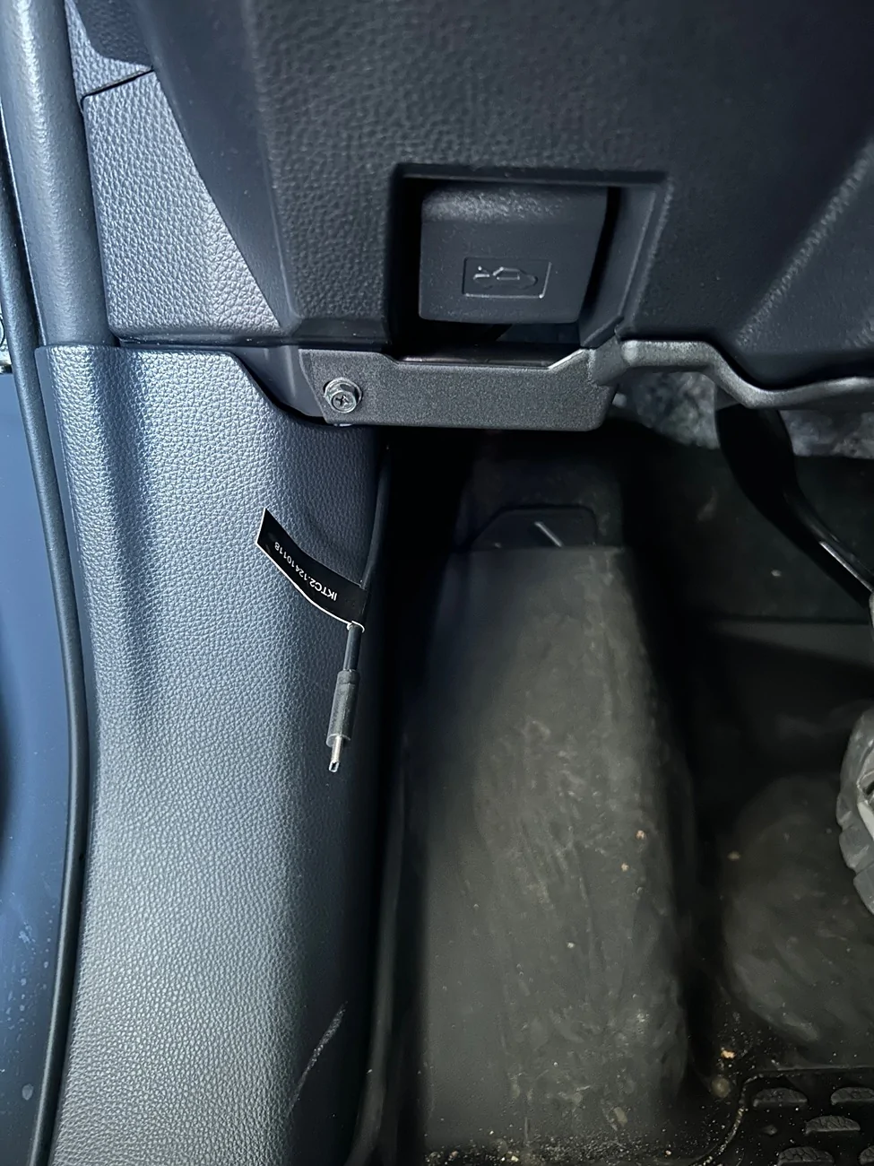 2025 4runner 6th gen USB-C Cable by Pedals IMG_3286