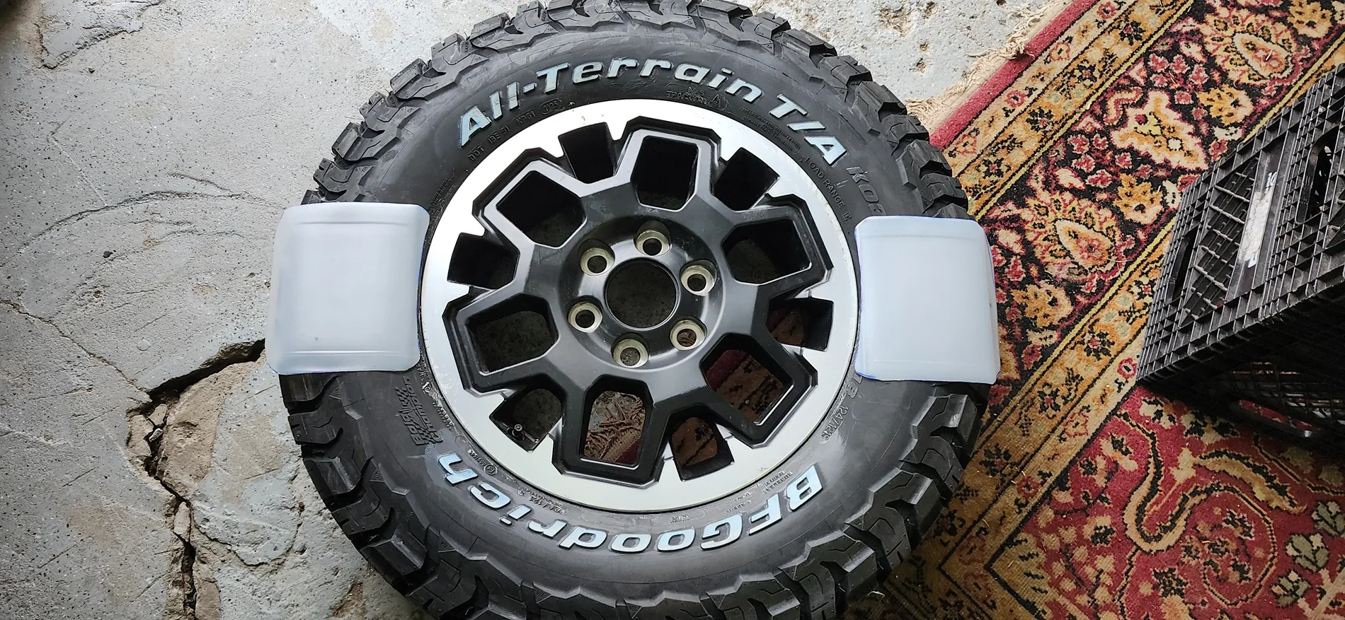 2025 4runner 6th gen Spare tire issue - wear marks on sidewall from rubbing against frame 20251102_130334