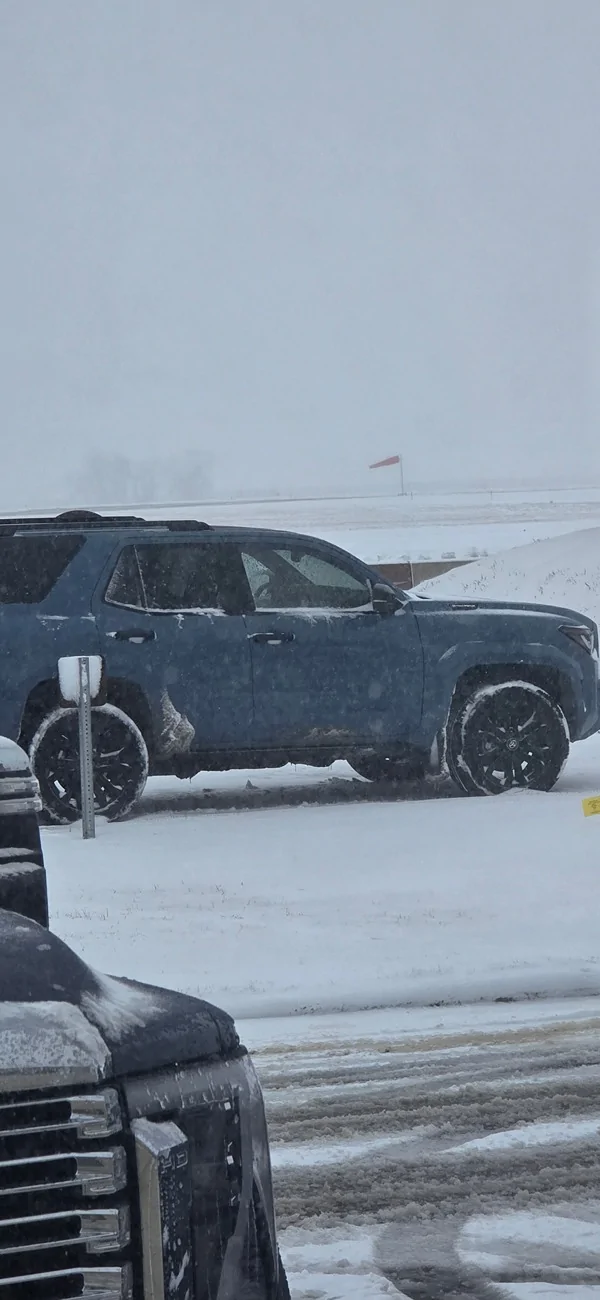 2025 4runner 6th gen Those running OEM mud guards and OEM auto boards in winter ... 20251125_112847