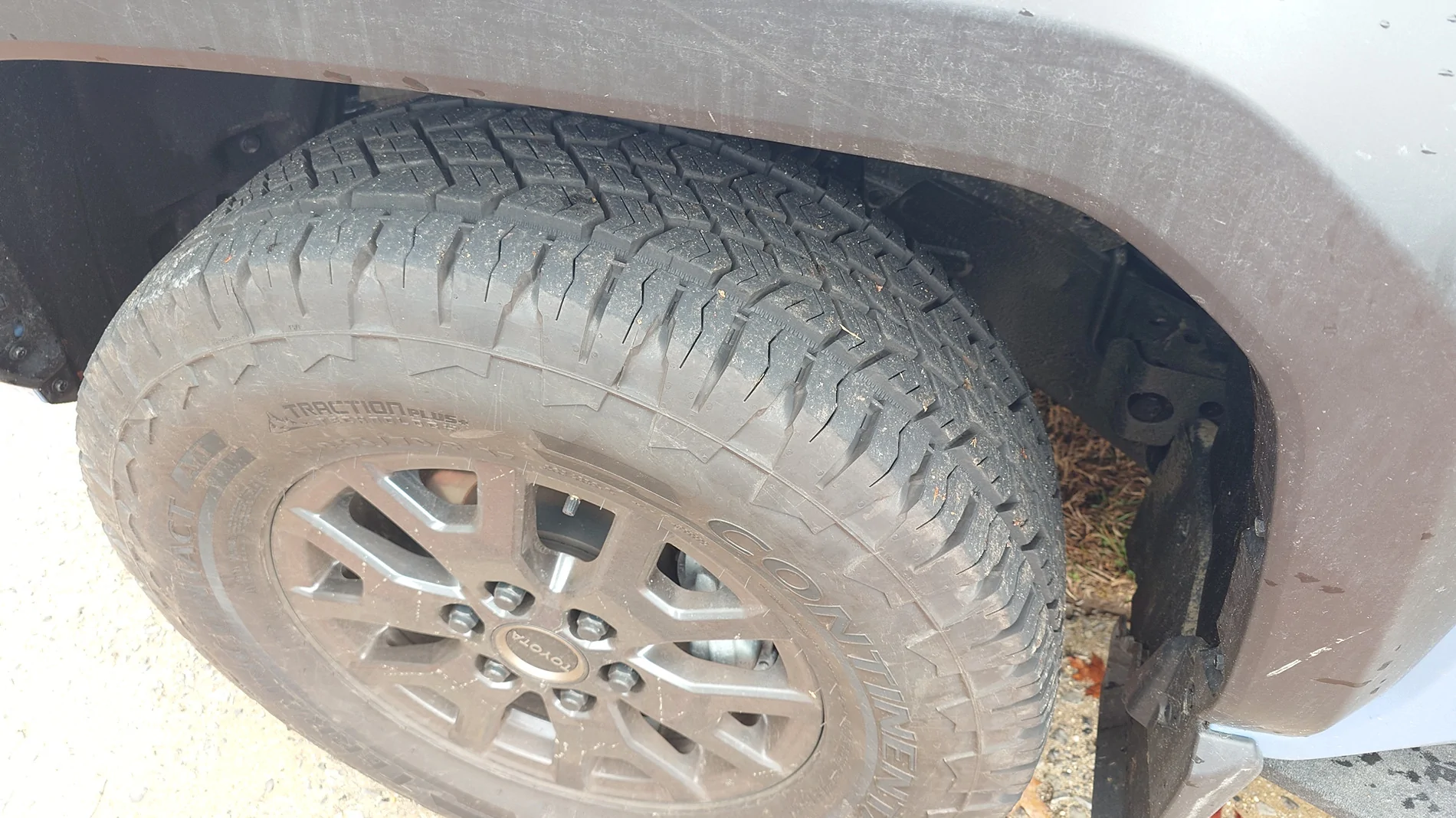 2025 4runner 6th gen 265/70R17 fits in the spare tire holder 20251126_125001301