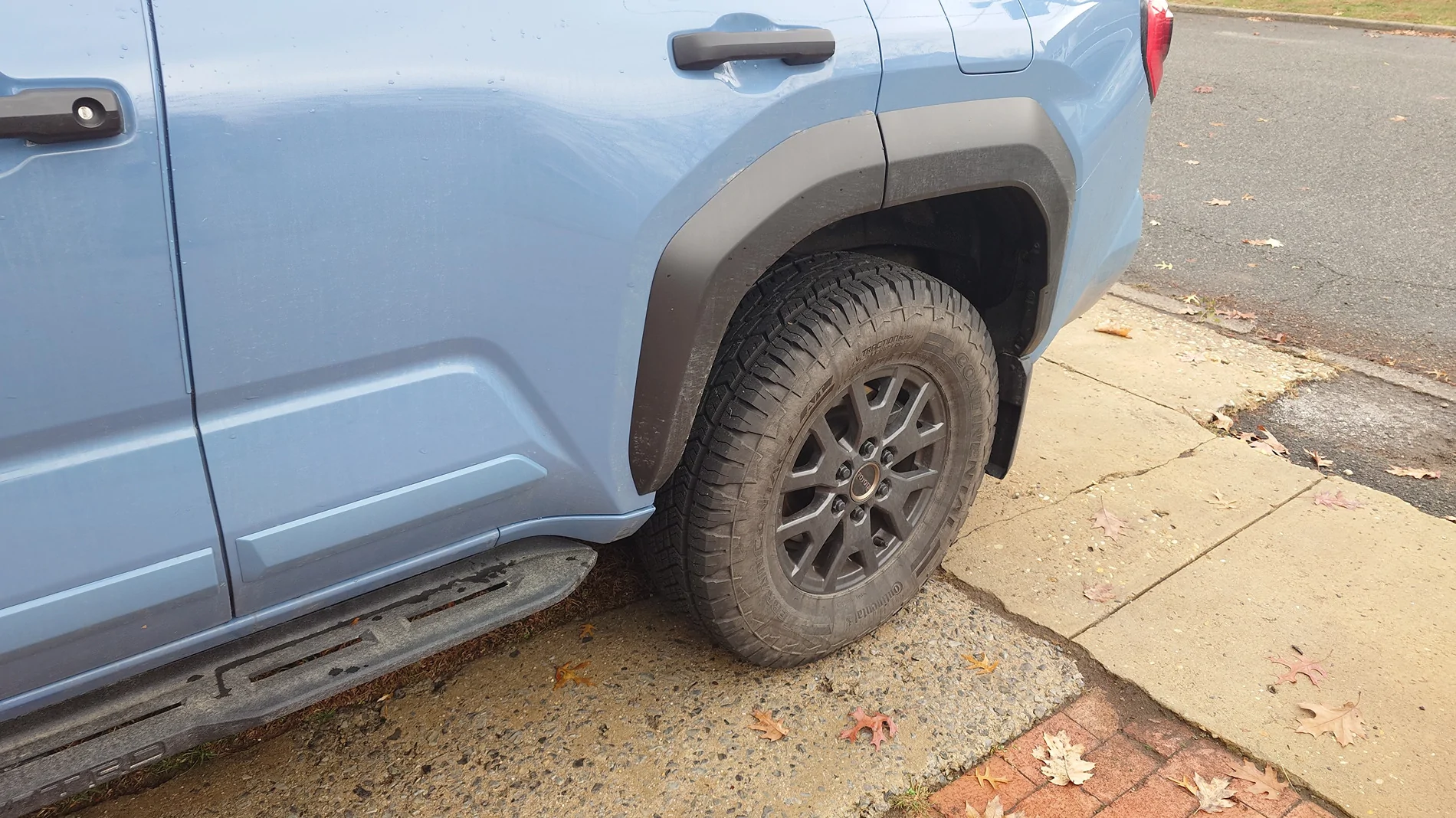 2025 4runner 6th gen 265/70R17 fits in the spare tire holder 20251126_124922749