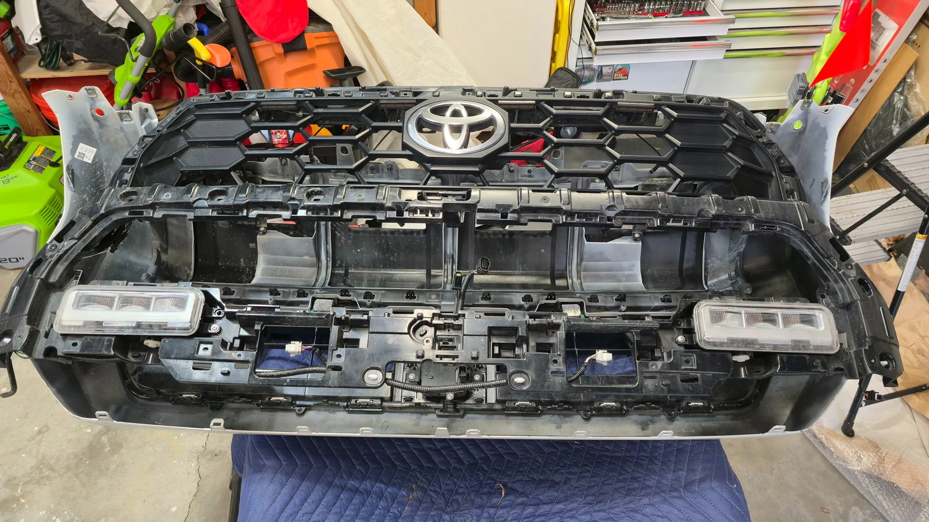 2025 4runner 6th gen Trailhunter Heritage Grille Swap + Diode Dynamics Stage Series Lightbar Install 20251222_102949(1)