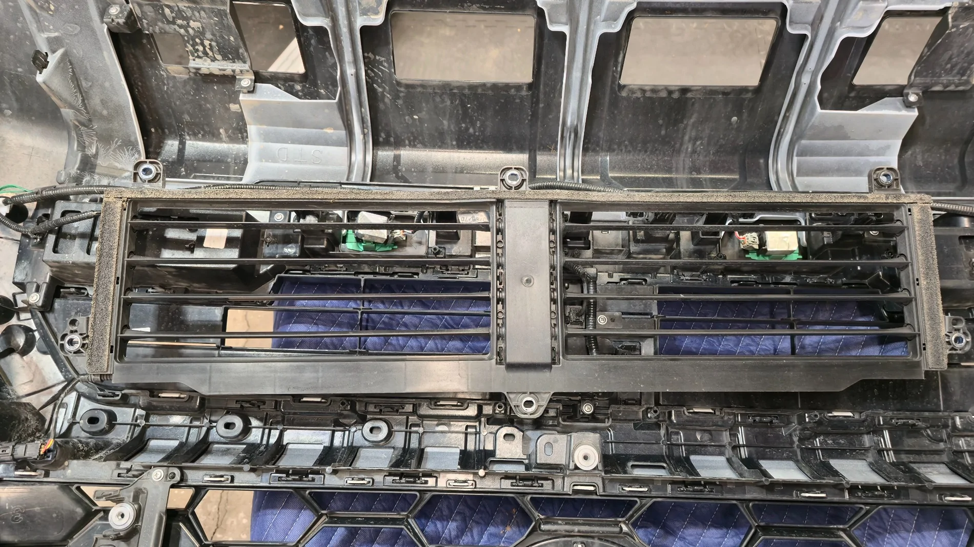 2025 4runner 6th gen Trailhunter Heritage Grille Swap + Diode Dynamics Stage Series Lightbar Install 20251222_095027(1)