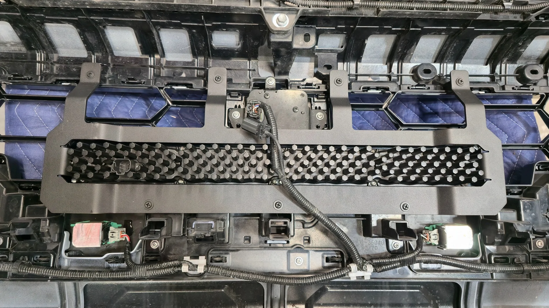 2025 4runner 6th gen Trailhunter Heritage Grille Swap + Diode Dynamics Stage Series Lightbar Install 20251222_124025(1)