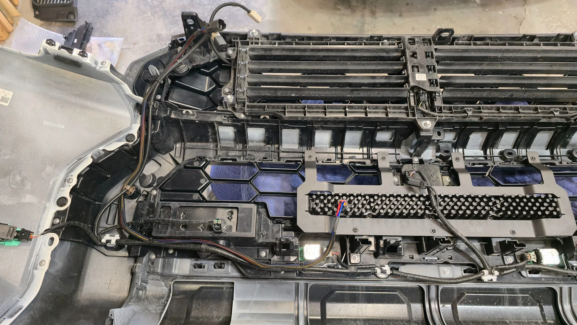 2025 4runner 6th gen Trailhunter Heritage Grille Swap + Diode Dynamics Stage Series Lightbar Install 20251222_124930(1)