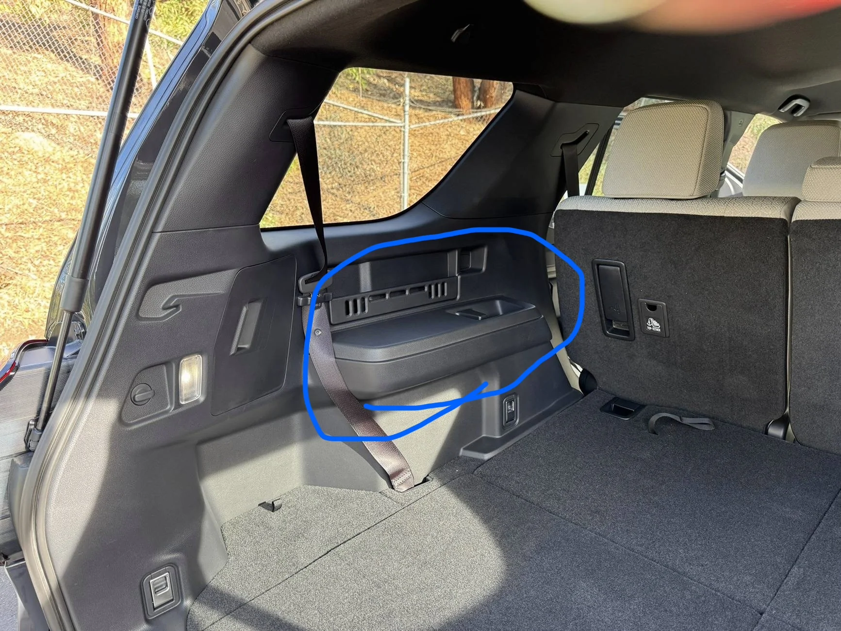 2025 4runner 6th gen 3rd row armrest swapped with non-3rd row cubby? IMG_1488