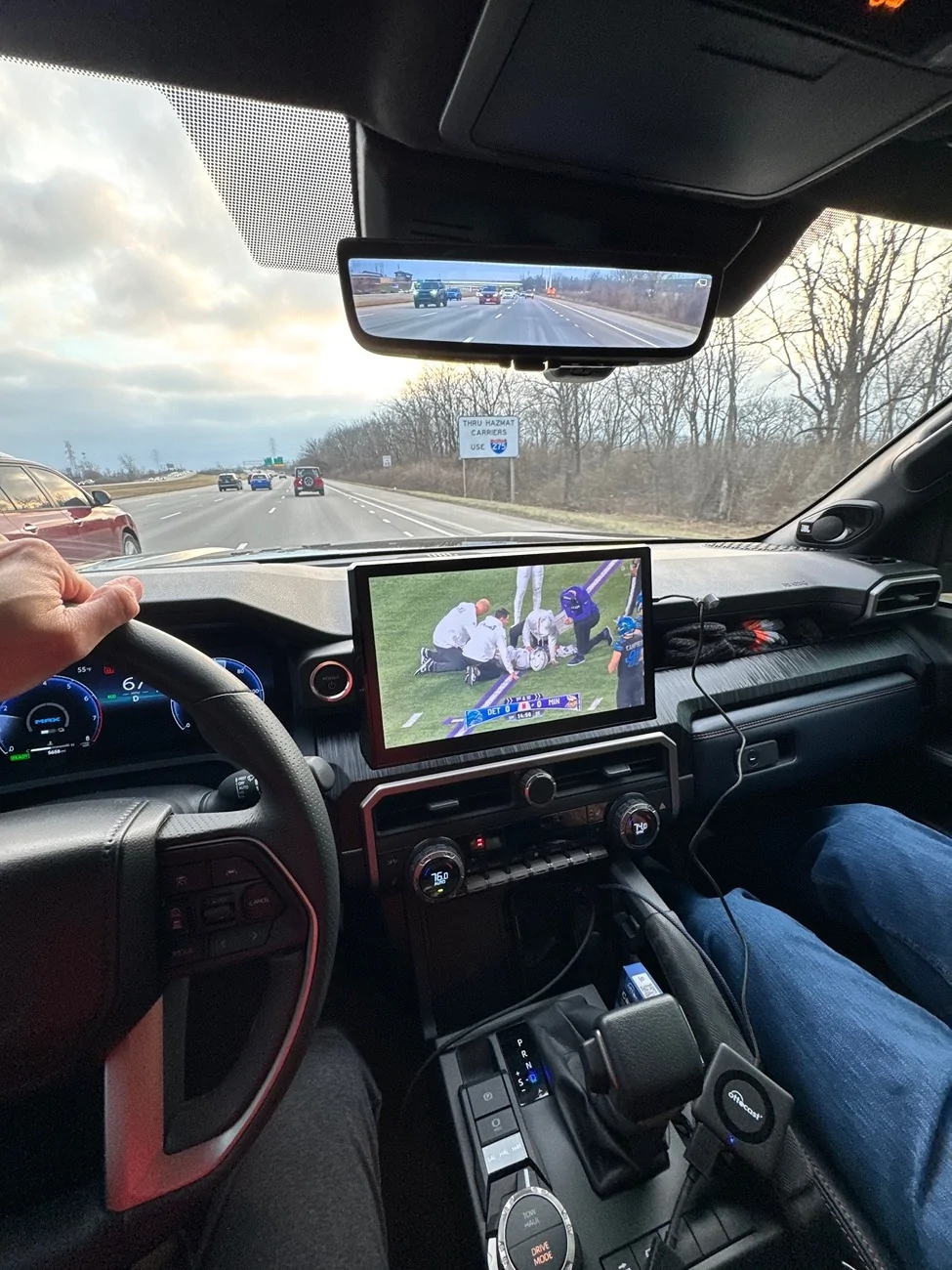 2025 4runner 6th gen How to play / cast / stream video (Netflix, Yahoo, apps) on display screen 1