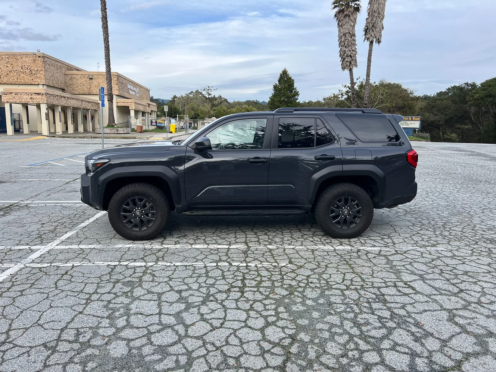 2025 4runner 6th gen Selling - SR5 17in Stock Wheels + Falken WildPeak AT4W (265/70R17) + Stock Geolandar X-CV (245/70R17) IMG_3171