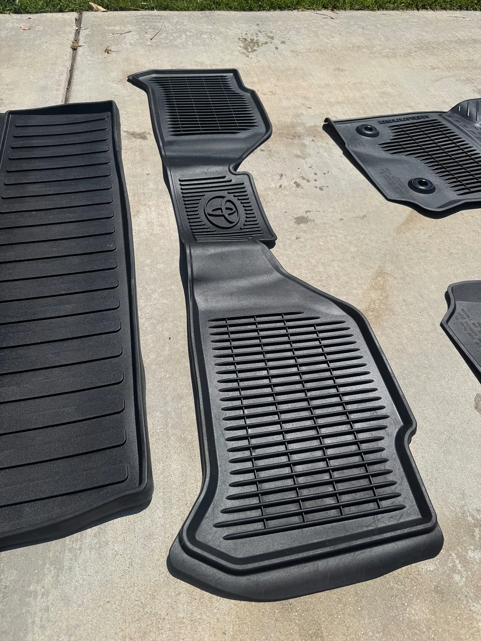 2025 2026 4runner 6th gen (SOLD!) (Free!) OEM All-Weather Floor Mats (San Diego) Pickup Only IMG_1112