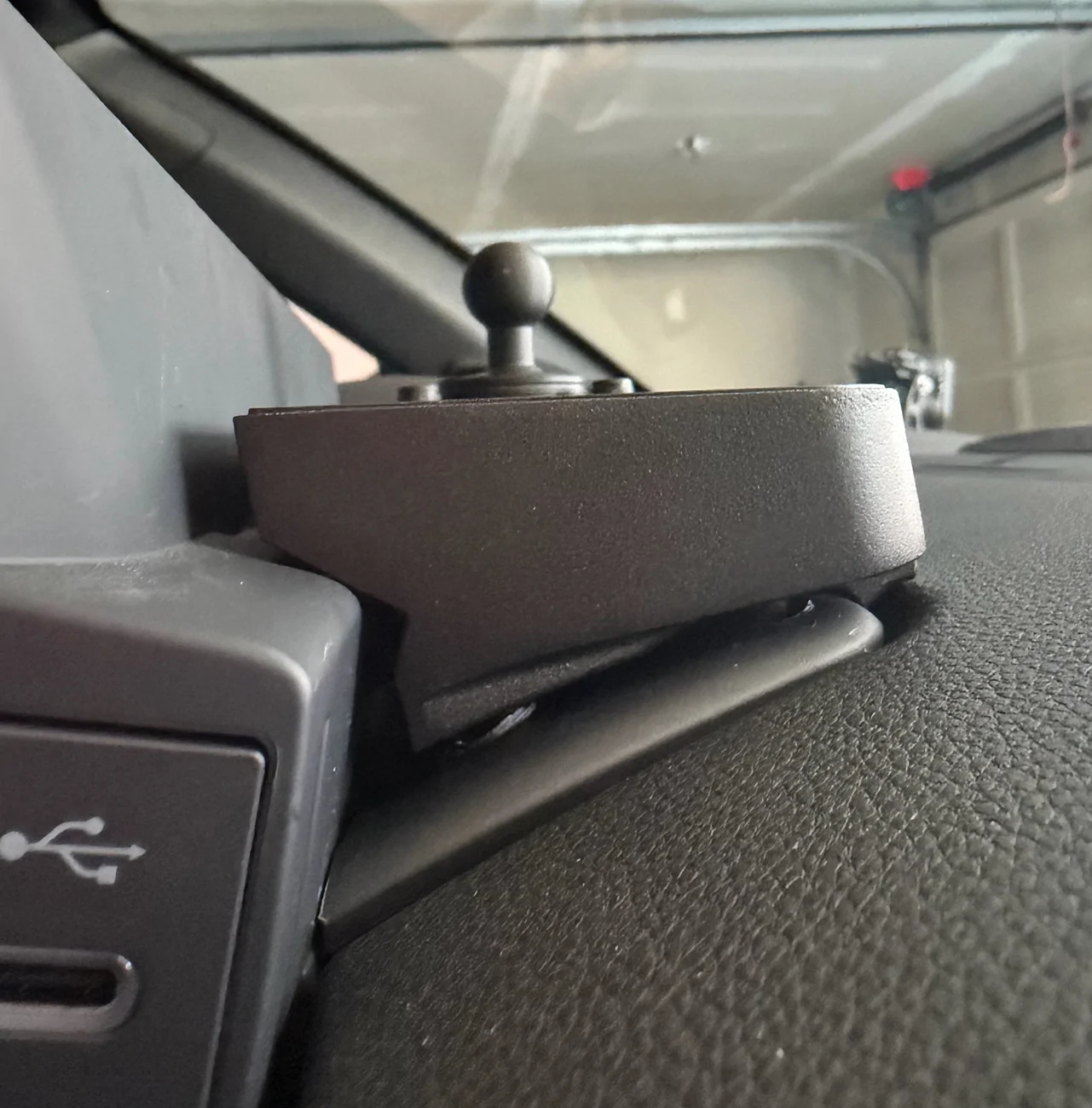 2025 2026 4runner 6th gen Installed Bulletpoint RubiGrid Mount (14" screen) Mount03
