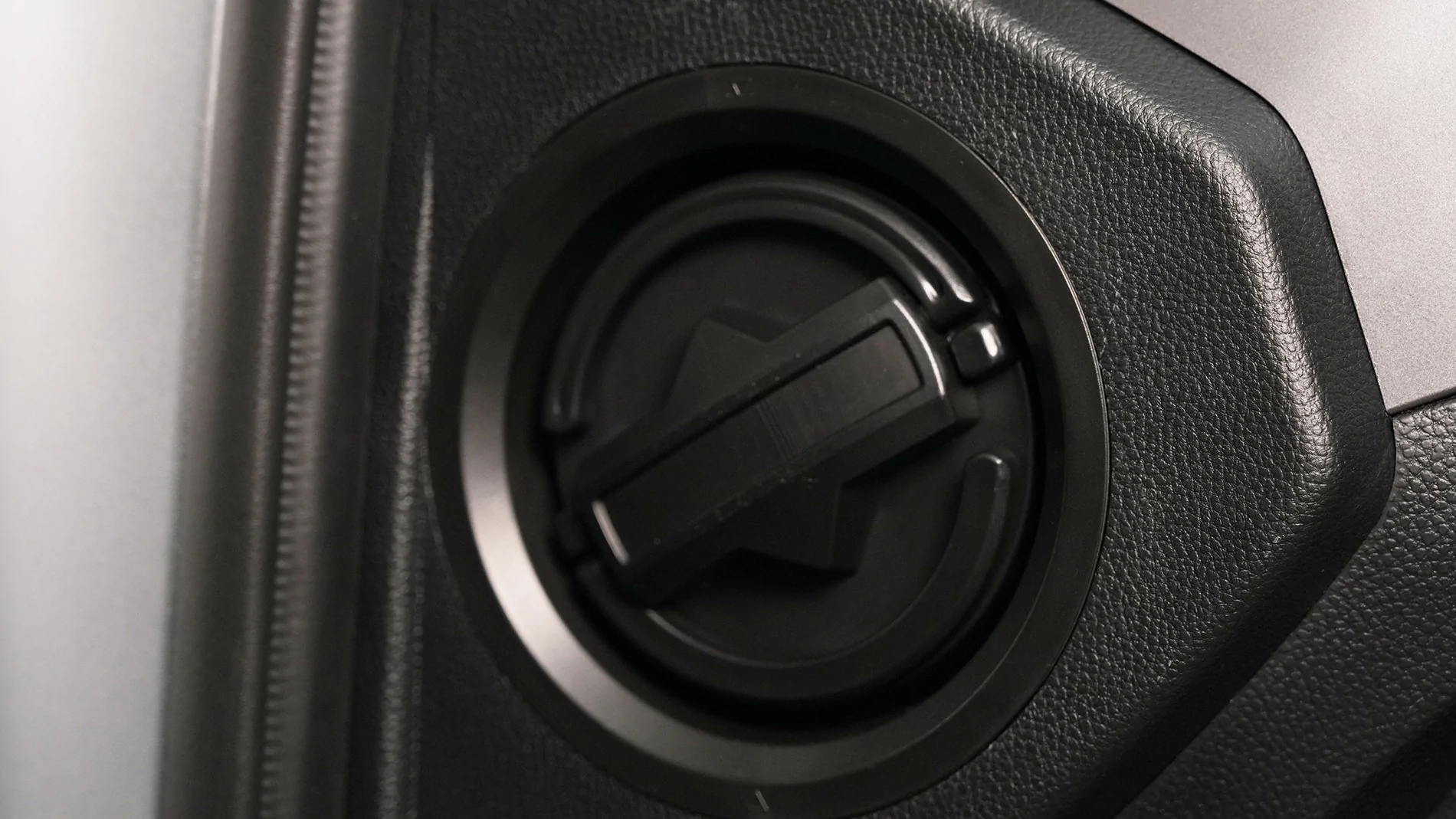 24-26_TAC_25-26_4RU_DashboardSideStorageLEDLantern_01.webp