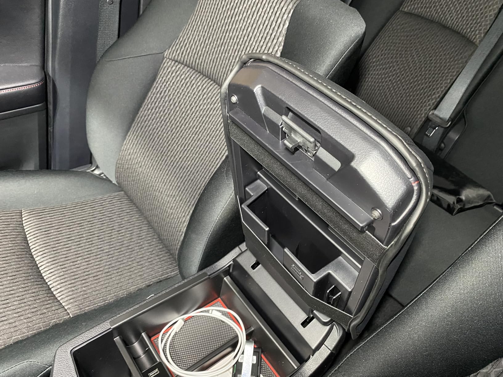 2025 2026 4runner 6th gen What’s your must‑have interior mod for 2024‑2026 Tacoma / 4Runner? 🚛 81gO4syAl5L