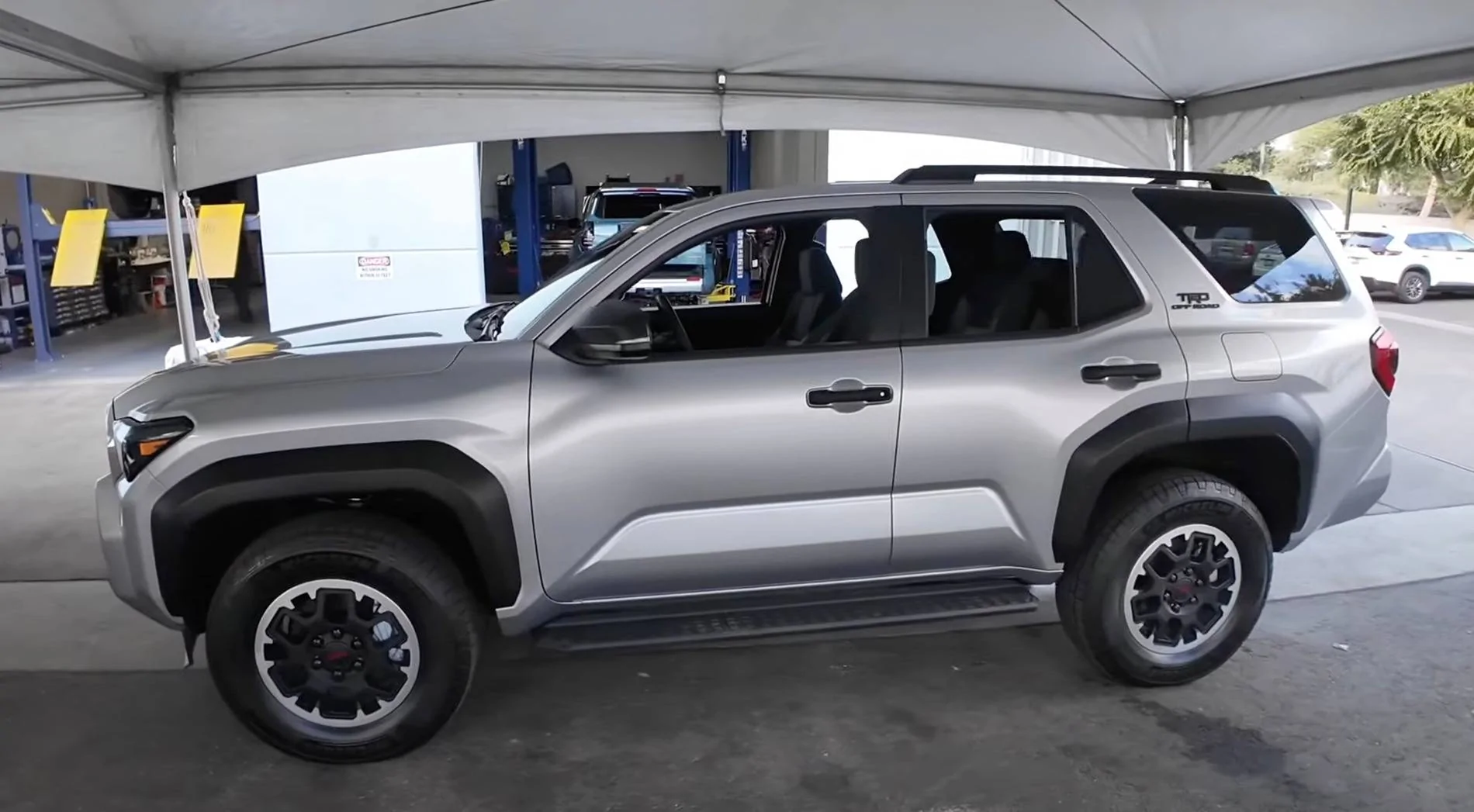 2025 4runner 6th gen Cutting Edge TRD Off-Road (Non-Premium) 2025 4Runner first look -- exterior, interior, cargo area, underbody, suspension, engine bay, roof rails 2025 4runner TRD Off-Road exterior Glacier Silver 1
