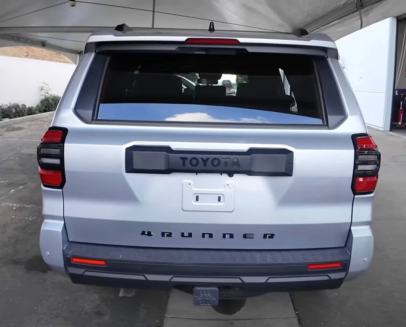 2025 4runner 6th gen Cutting Edge TRD Off-Road (Non-Premium) 2025 4Runner first look -- exterior, interior, cargo area, underbody, suspension, engine bay, roof rails 2025 4runner TRD Off-Road exterior Glacier Silver 4