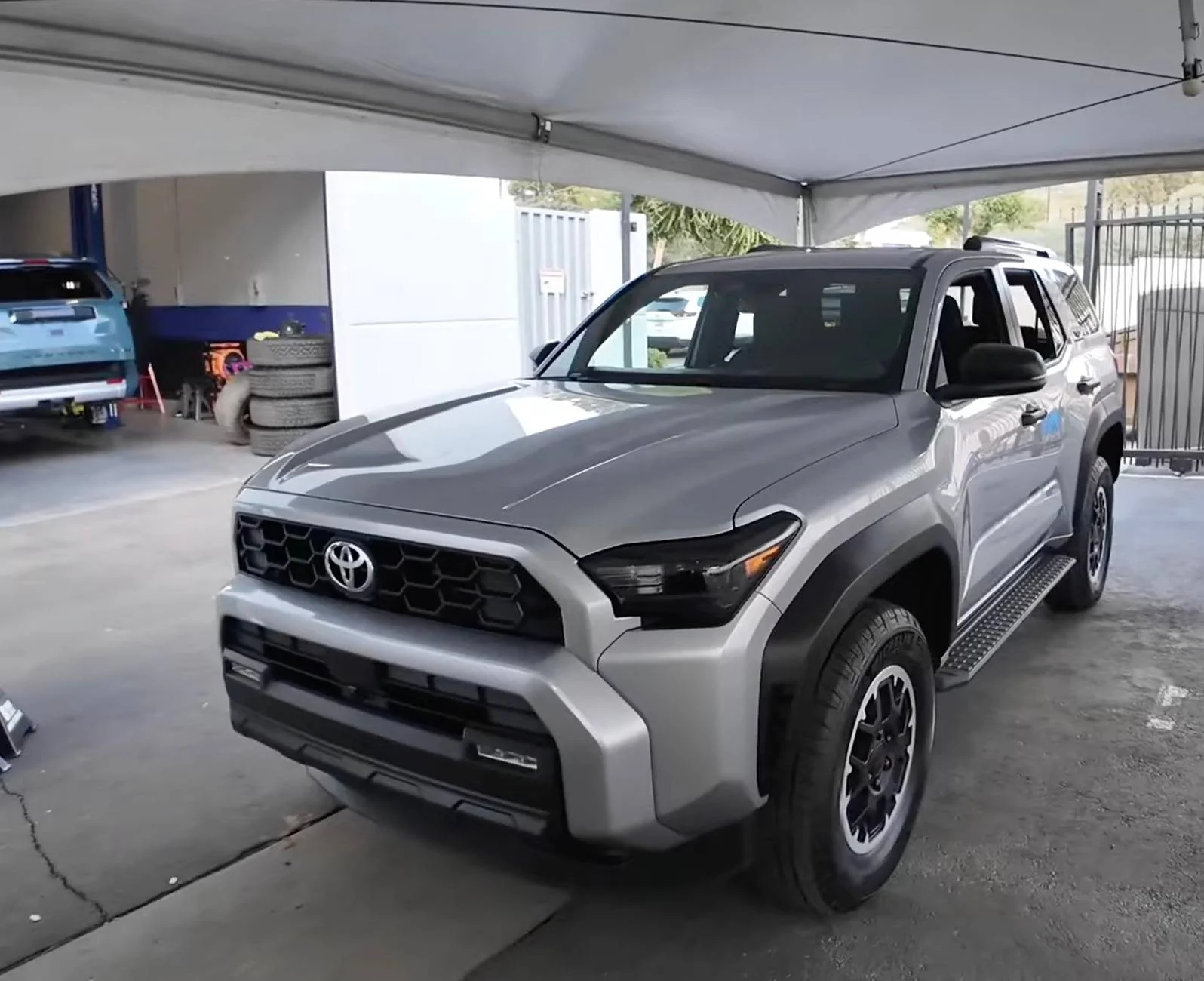 2025 4runner 6th gen Cutting Edge TRD Off-Road (Non-Premium) 2025 4Runner first look -- exterior, interior, cargo area, underbody, suspension, engine bay, roof rails 2025 4runner TRD Off-Road exterior Glacier Silver 14