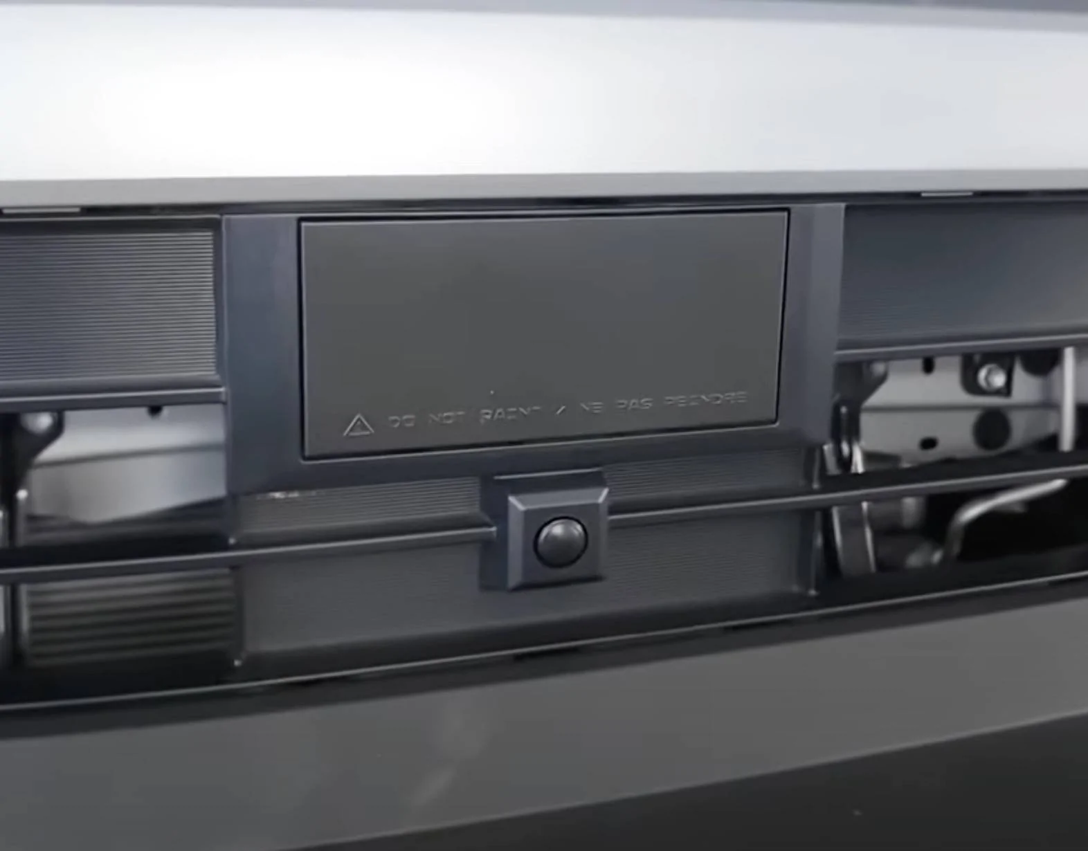 2025 4runner 6th gen Cutting Edge TRD Off-Road (Non-Premium) 2025 4Runner first look -- exterior, interior, cargo area, underbody, suspension, engine bay, roof rails 2025 4runner TRD Off-Road exterior Glacier Silver 11