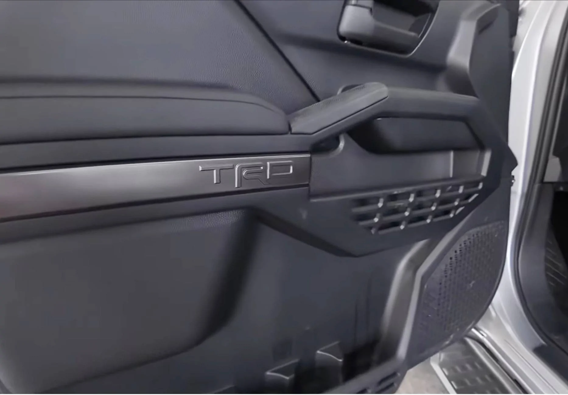 2025 4runner 6th gen Cutting Edge TRD Off-Road (Non-Premium) 2025 4Runner first look -- exterior, interior, cargo area, underbody, suspension, engine bay, roof rails 2025 toyota 4runner TRD Off-Road Interior 8