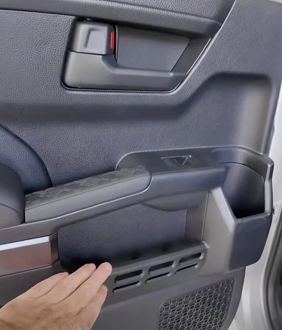 2025 4runner 6th gen Cutting Edge TRD Off-Road (Non-Premium) 2025 4Runner first look -- exterior, interior, cargo area, underbody, suspension, engine bay, roof rails 2025 toyota 4runner interior seats cloth 7