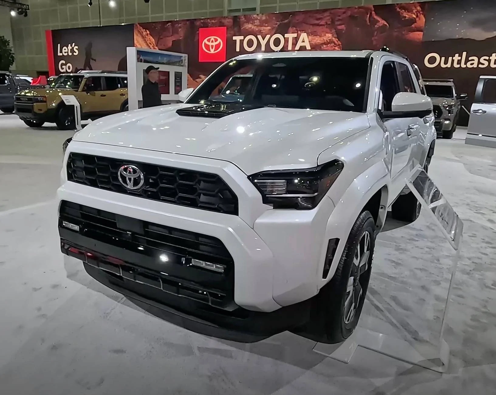 2025 4runner 6th gen TRD Sport Premium (Wind Chill Pearl / Black Interior) 2025 4Runner 6th Gen photos/video review @ LA Auto Show TRD Sport Premium windchill pearl : black interior 2025 toyota 4runner 6th gen photos exterio