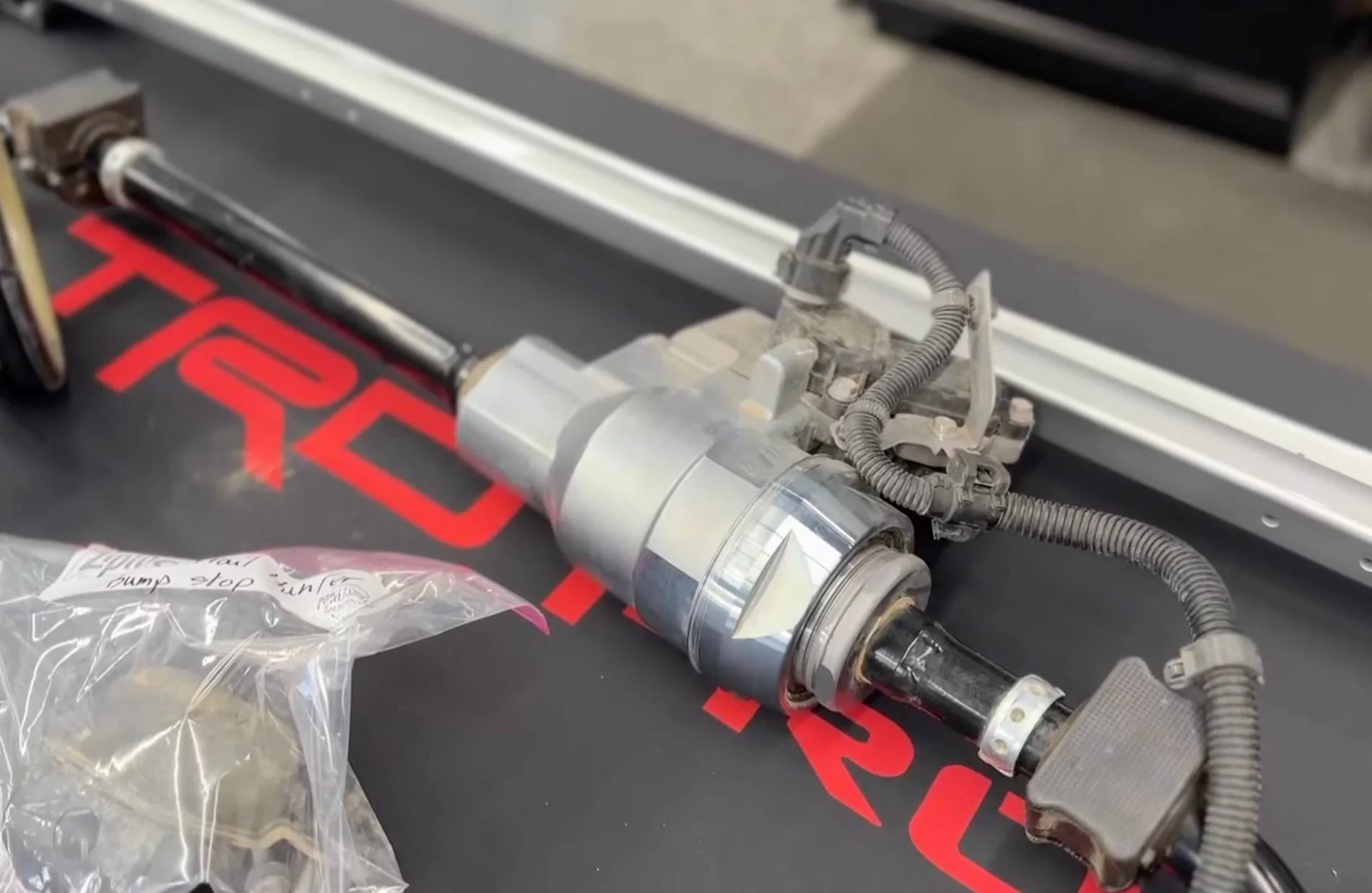 2025 4runner 6th gen 4Runner Factory Parts Review (Sway Bar, Fox Shocks, Bump Stop, Skid Plate, Air Intake) + TRD Off-Road walkaround by Chloe Kuo front sway bar stabilizer bar disconnect 2025 toyota 4runner 6th gen 1