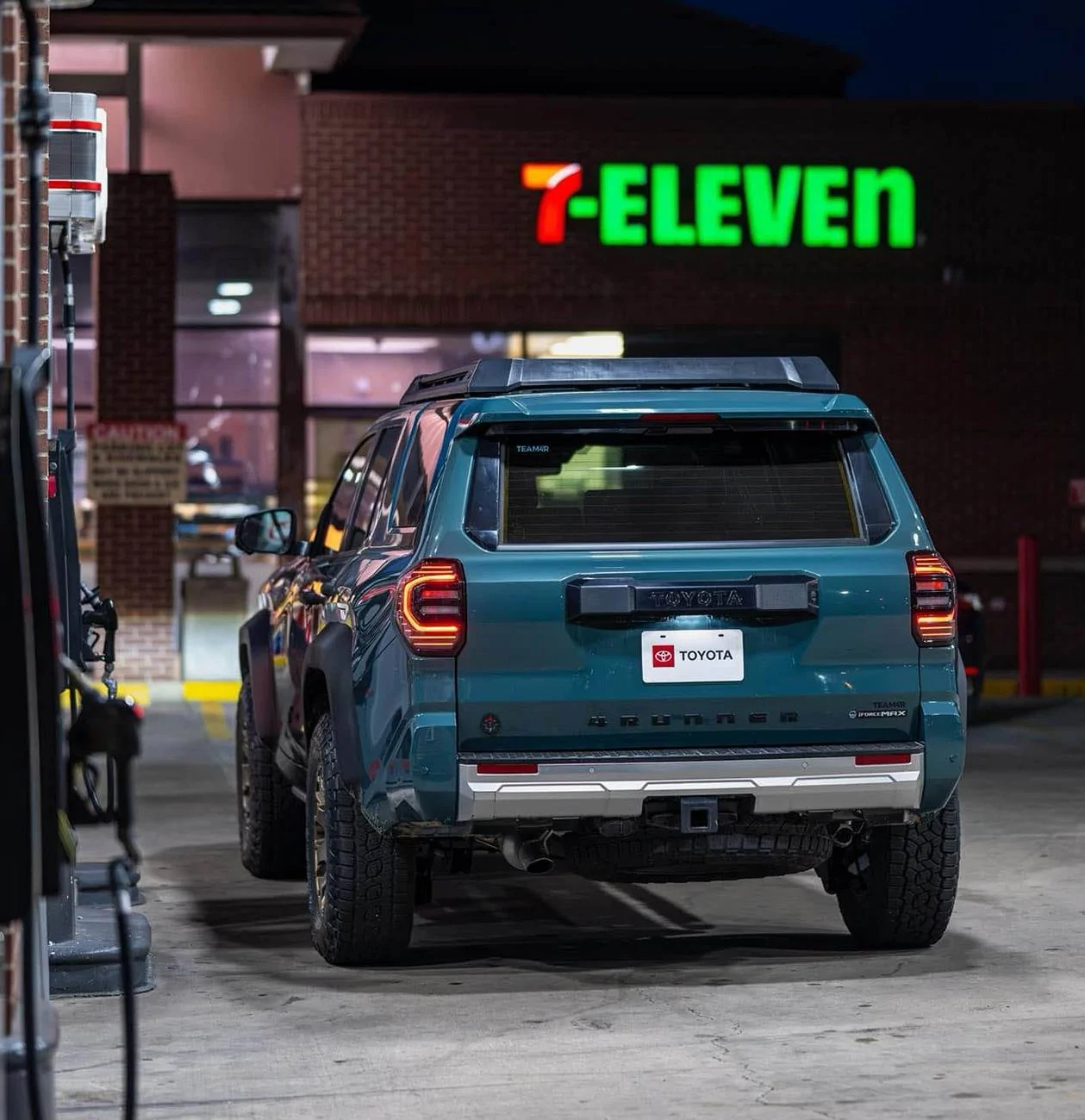 2025 4runner 6th gen Trailhunter 2025 4Runner 6th Gen spotted @ gas station (Everest color) trailhunter 4runner everest color - 2025 toyota 4runner 6th gen gas station 4