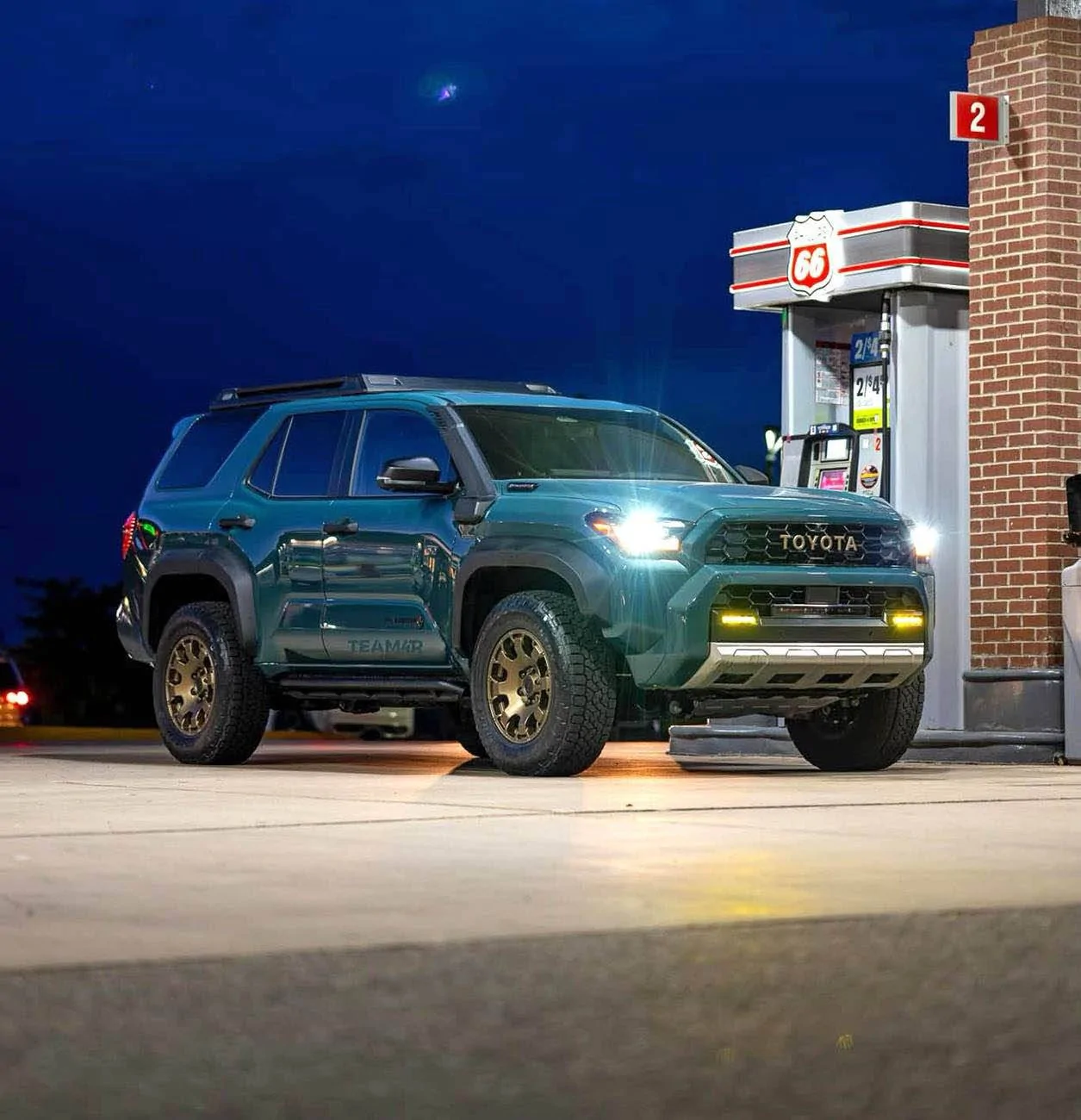 2025 4runner 6th gen Trailhunter 2025 4Runner 6th Gen spotted @ gas station (Everest color) trailhunter 4runner everest color - 2025 toyota 4runner 6th gen gas station 3 (1)