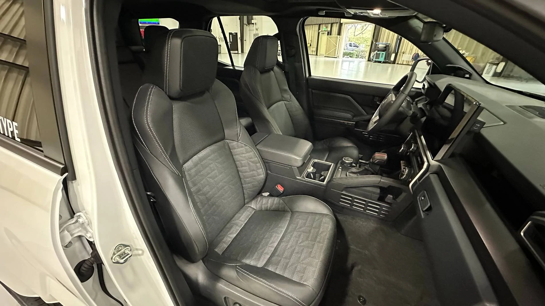 2025 4runner 6th gen TRD Sport Premium (Wind Chill Pearl / Black Interior) 2025 4Runner 6th Gen photos/video review @ LA Auto Show trd-sport-premium-2025-toyota-4runner-gen-6-1-jpeg