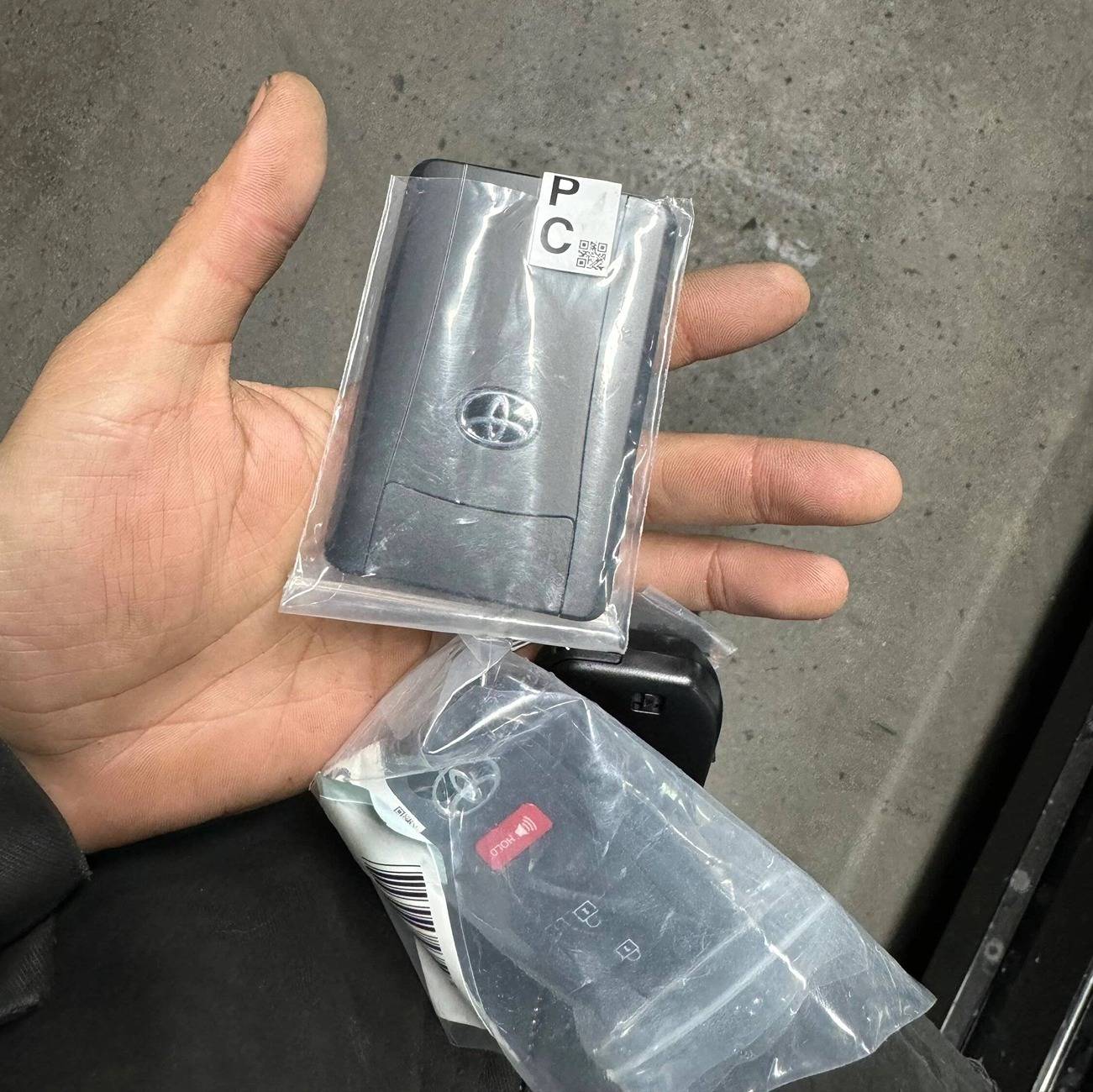 2025 4runner 6th gen Key Fob / Slim Credit Card Key Fob - Photos key fob vs slim card keyfob 2025 toyota 4runner 6th gen