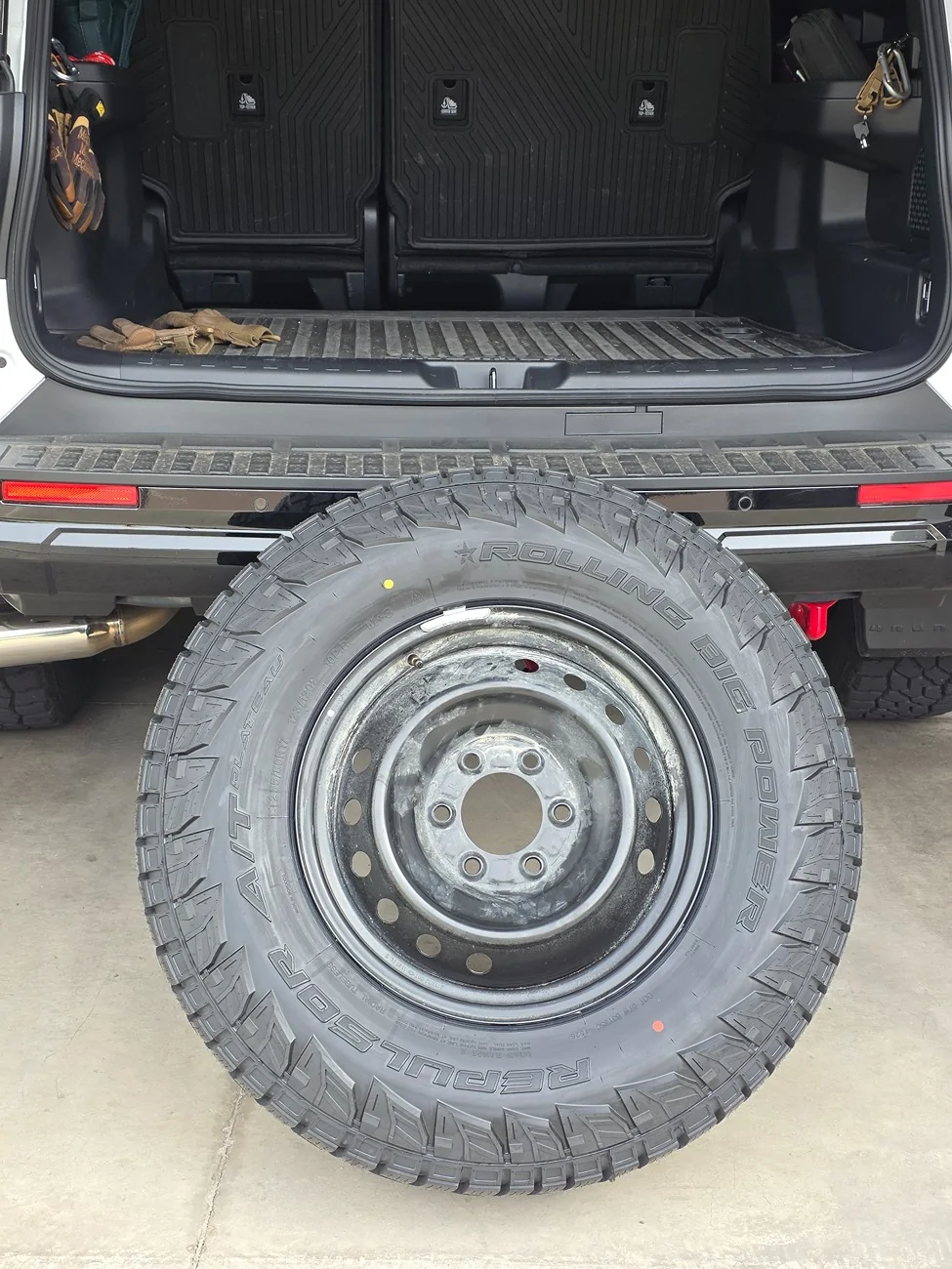 2025 2026 4runner 6th gen Changed out spare tire to 33". Fits perfectly undercarriage! 20260918_161418