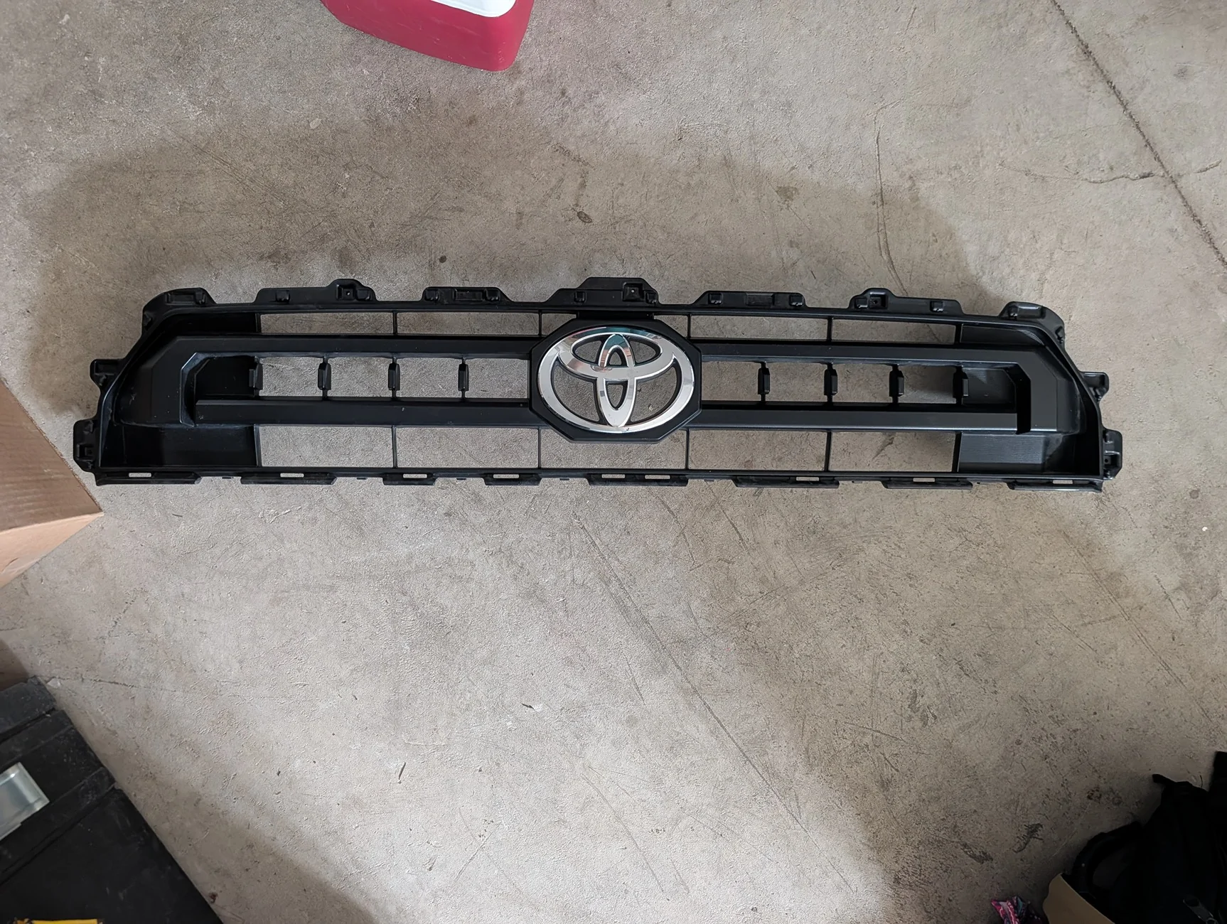 2025 2026 4runner 6th gen OEM SR5 Upper Grille PXL_20260927_171307606