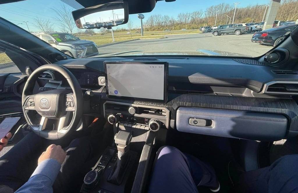 2025 4runner 6th gen Interior: DARK NAVY - photos platinum-dark-navy-interior-2025-4runner_81b132072a71f4407fee7fb670f2365ca8f61e87