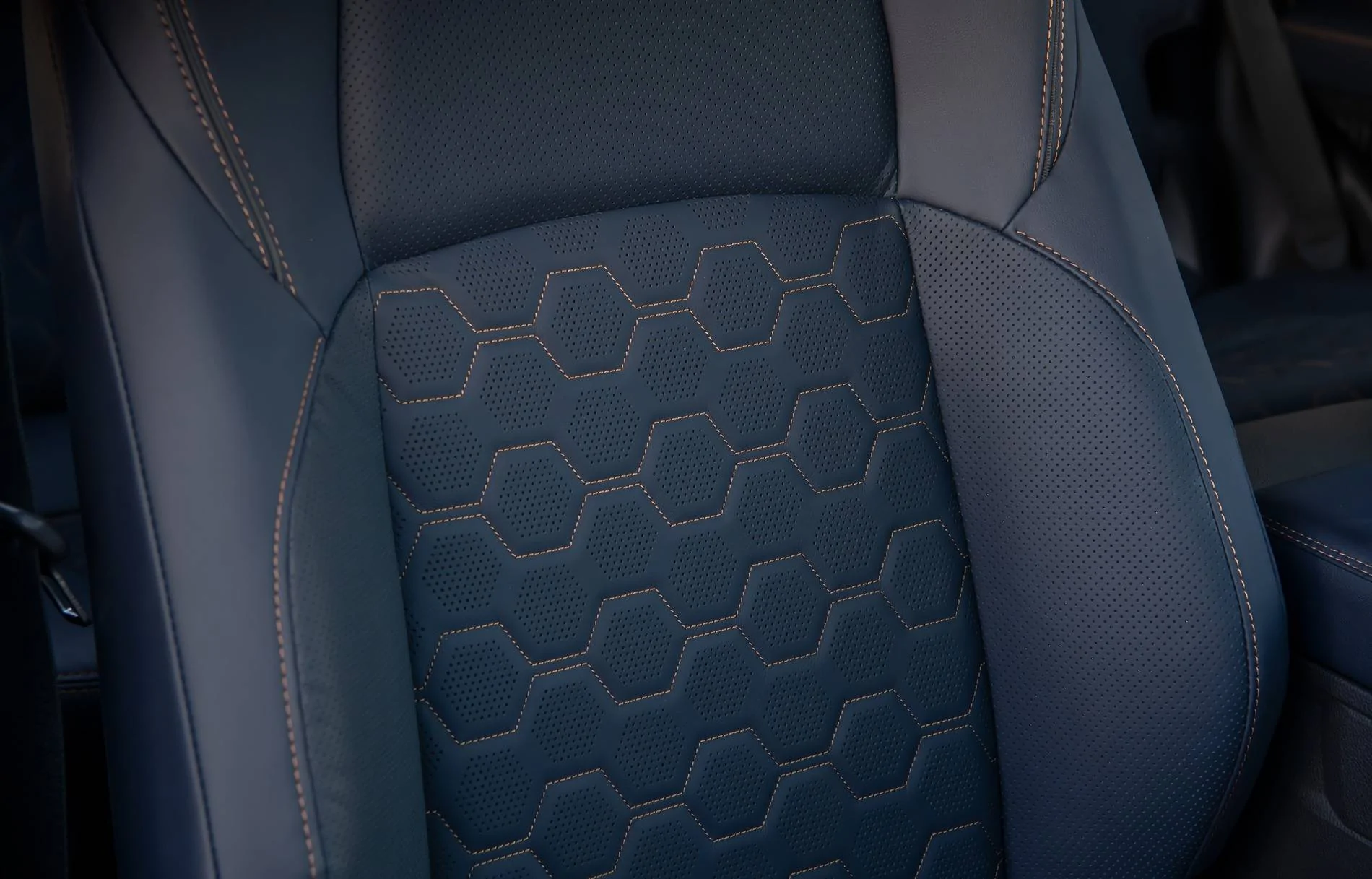 2025 4runner 6th gen Beautiful pics of Underground Platinum / Dark Navy Interior / HUD head-up display Dark Navy Interior Platinum 2025 4Runner 6th Gen 4