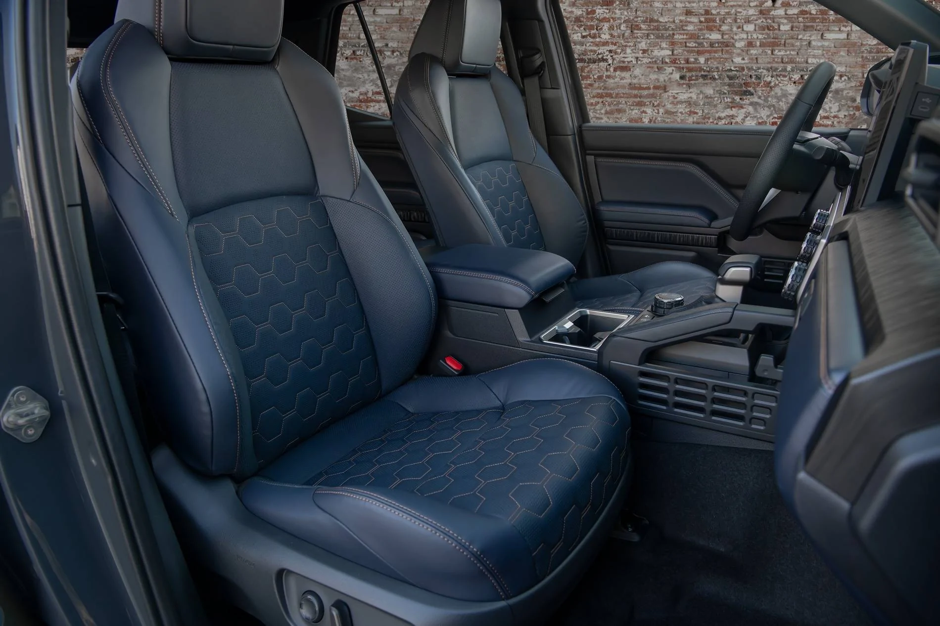 2025 4runner 6th gen Beautiful pics of Underground Platinum / Dark Navy Interior / HUD head-up display Dark Navy Interior Platinum 2025 4Runner 6th Gen 2