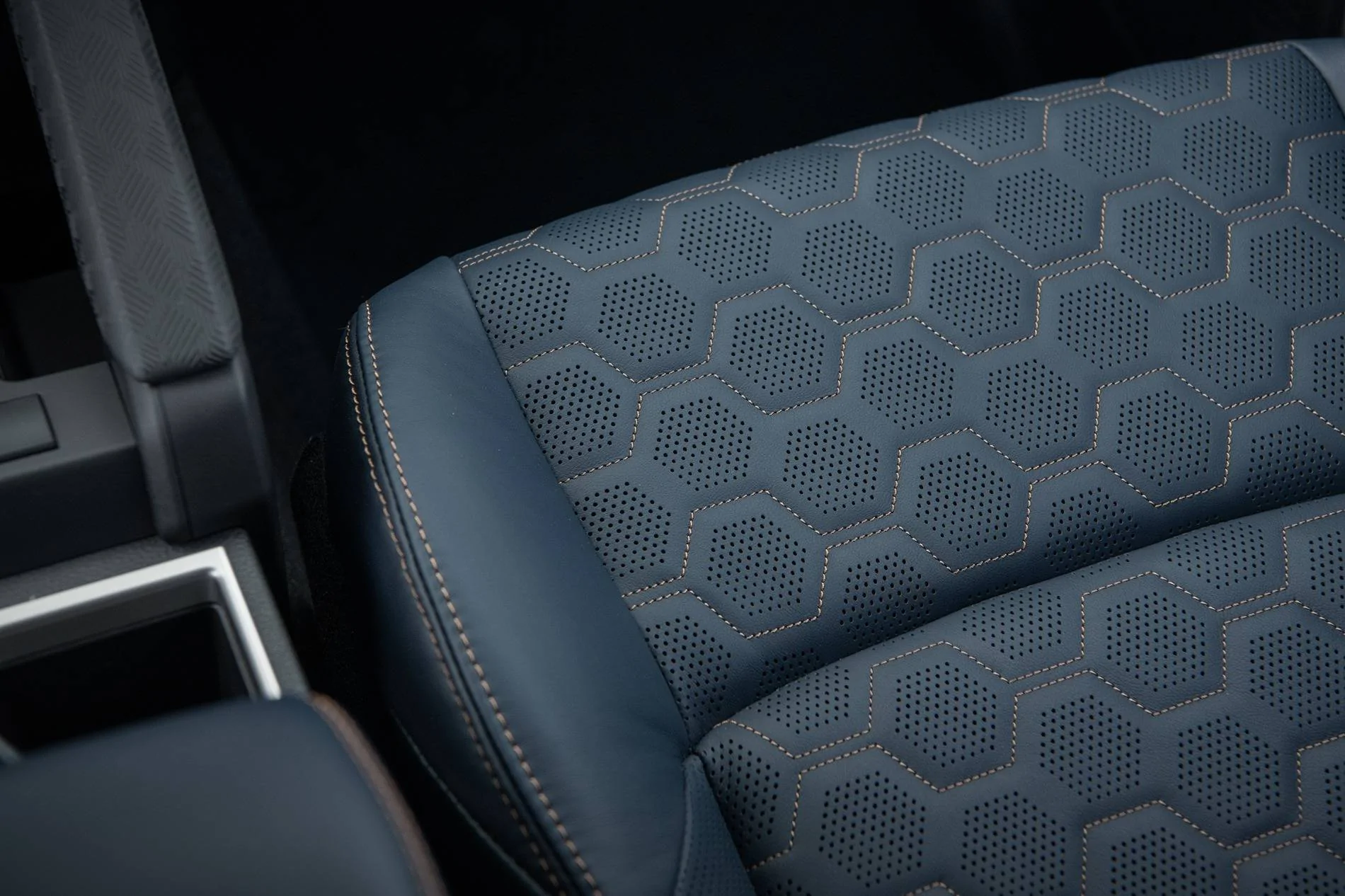 2025 4runner 6th gen Beautiful pics of Underground Platinum / Dark Navy Interior / HUD head-up display Dark Navy Interior Platinum 2025 4Runner 6th Gen 3