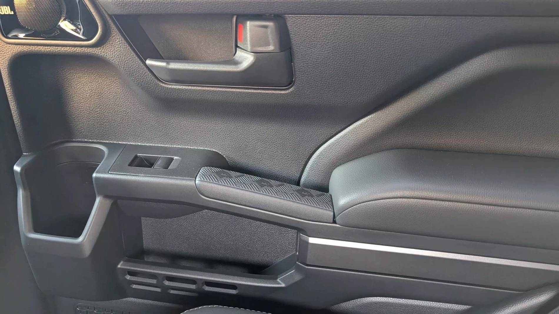 2025 4runner 6th gen Interior: BLACK - photos -trd-off-road-premium-2025-4runner-6th-gen-11-jpe