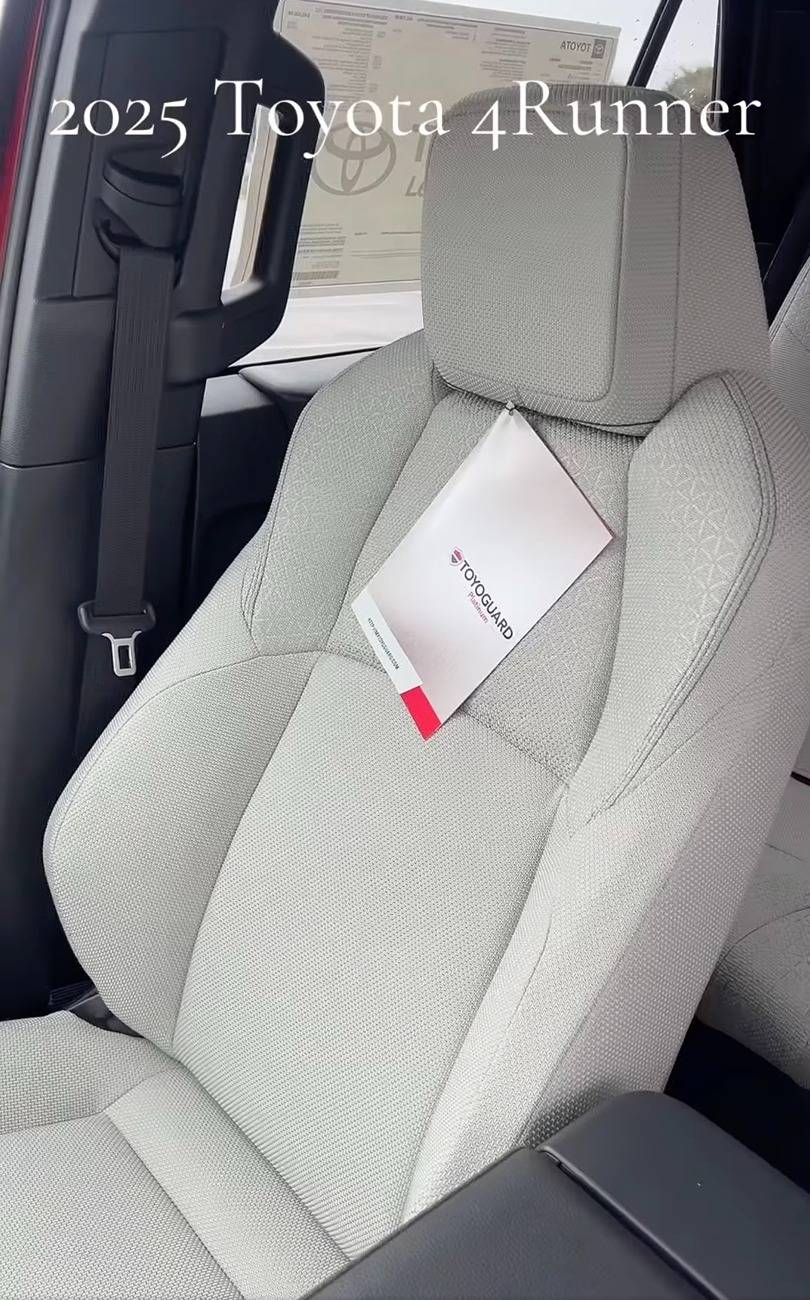 2025 4runner 6th gen Supersonic Red / Boulder Interior SR5 2025 4Runner video & pics Interior SR5 2025 4Runner 6th gen 3