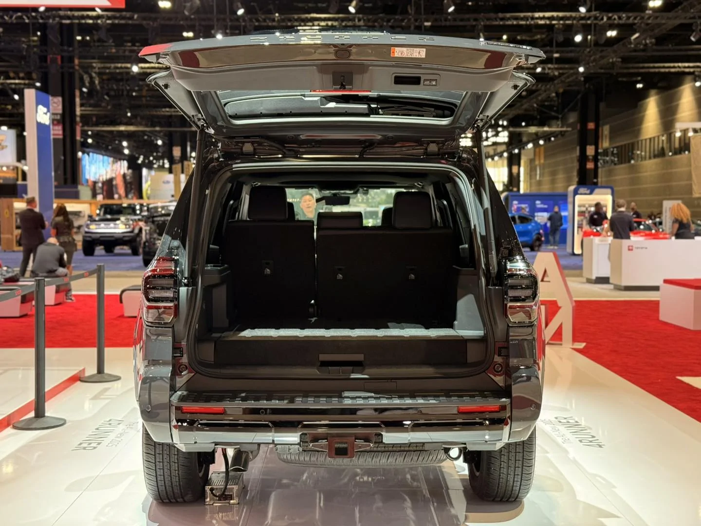 2025 4runner 6th gen Platinum sighting: Underground / Dark Navy Platinum 2025 4Runner at Chicago Auto Show Dark Navy Interior Platinum 2025 4Runner 6th gen 19