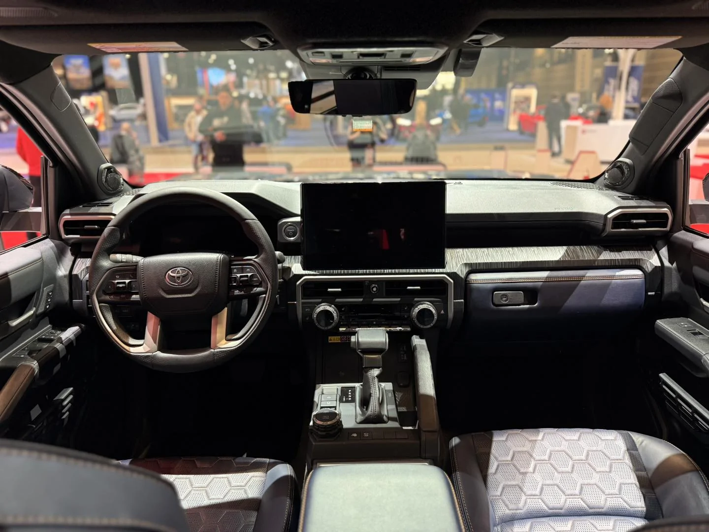 2025 4runner 6th gen Platinum sighting: Underground / Dark Navy Platinum 2025 4Runner at Chicago Auto Show Dark Navy Interior Platinum 2025 4Runner 6th gen 6