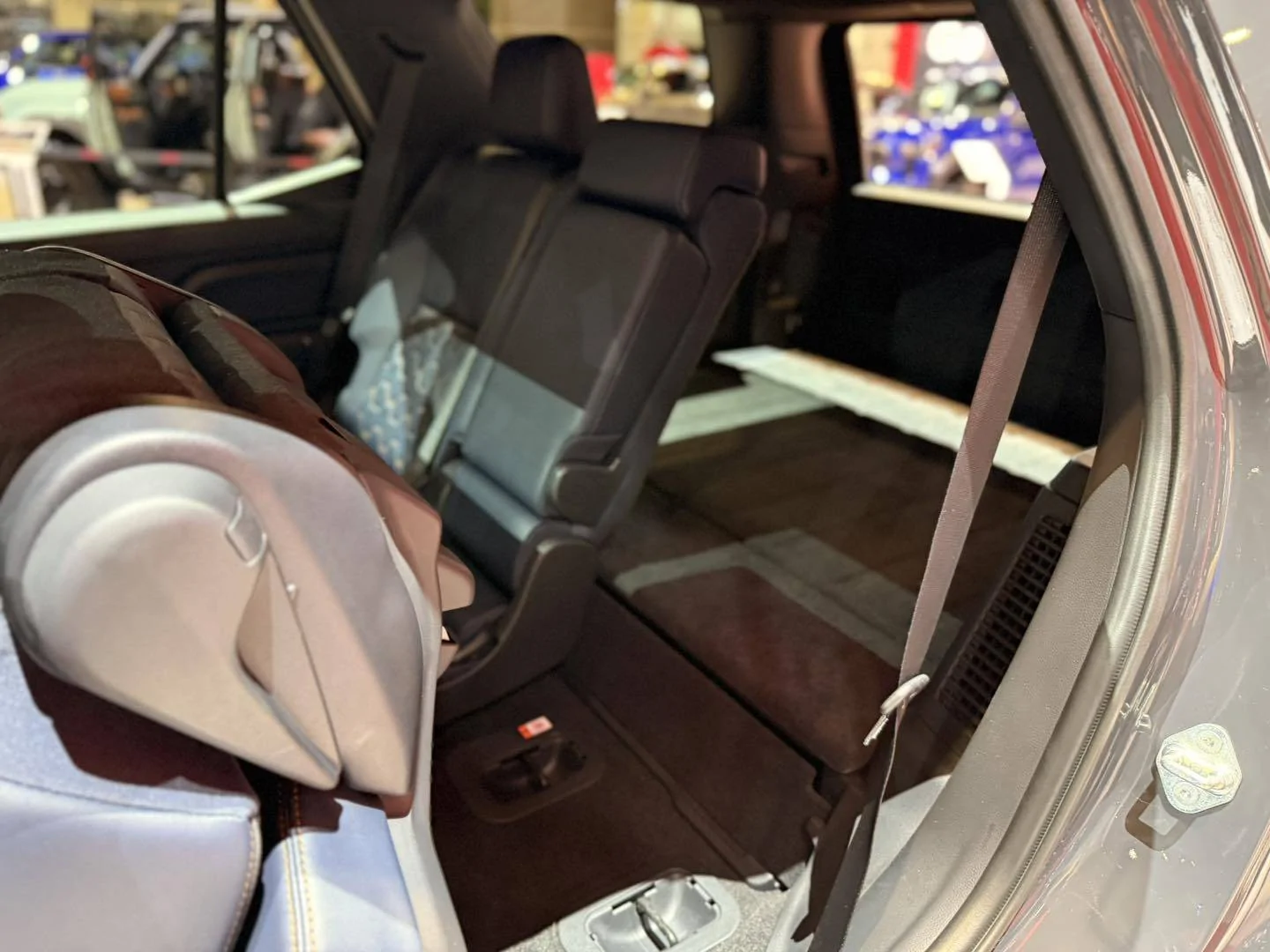 2025 4runner 6th gen Platinum sighting: Underground / Dark Navy Platinum 2025 4Runner at Chicago Auto Show Dark Navy Interior Platinum 2025 4Runner 6th gen 7