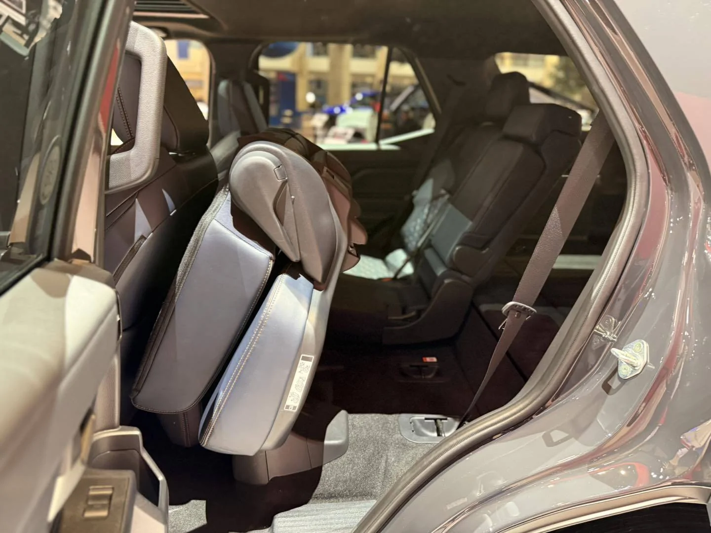 2025 4runner 6th gen Platinum sighting: Underground / Dark Navy Platinum 2025 4Runner at Chicago Auto Show Dark Navy Interior Platinum 2025 4Runner 6th gen 8
