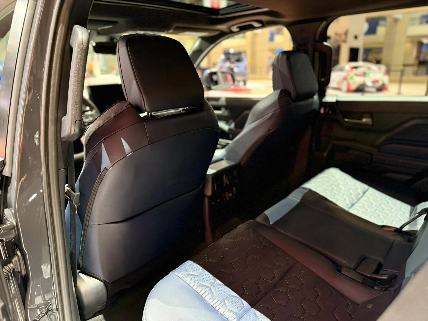 2025 4runner 6th gen Platinum sighting: Underground / Dark Navy Platinum 2025 4Runner at Chicago Auto Show Dark Navy Interior Platinum 2025 4Runner 6th gen 9