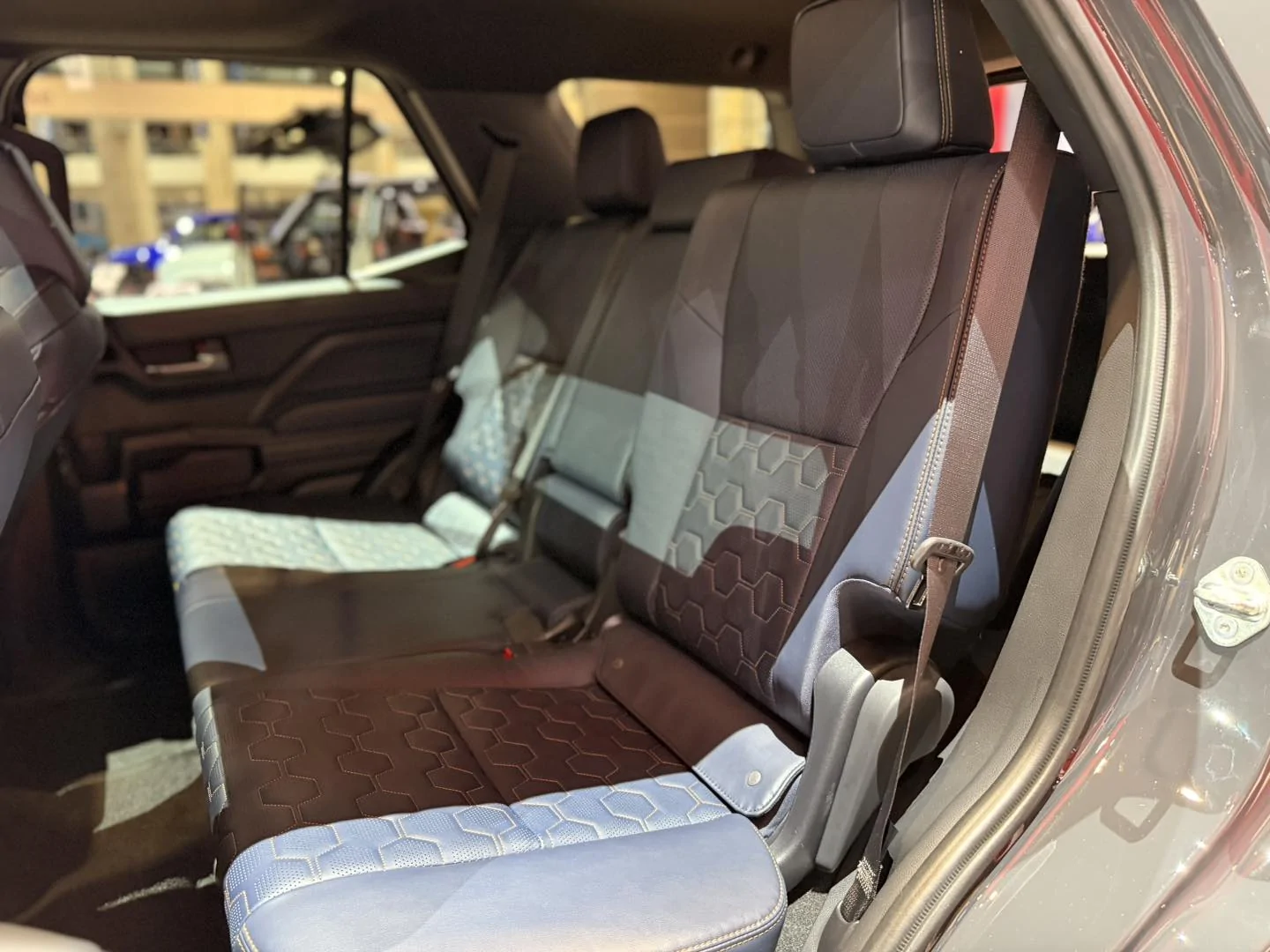 2025 4runner 6th gen Platinum sighting: Underground / Dark Navy Platinum 2025 4Runner at Chicago Auto Show Dark Navy Interior Platinum 2025 4Runner 6th gen 10