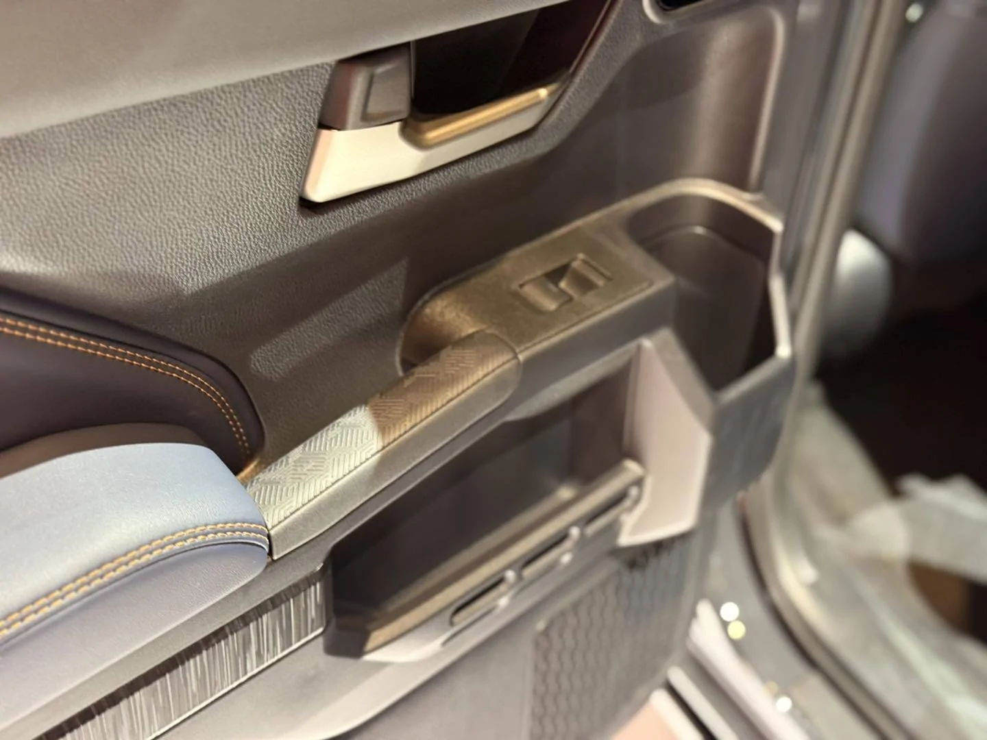 2025 4runner 6th gen Platinum sighting: Underground / Dark Navy Platinum 2025 4Runner at Chicago Auto Show Dark Navy Interior Platinum 2025 4Runner 6th gen 1